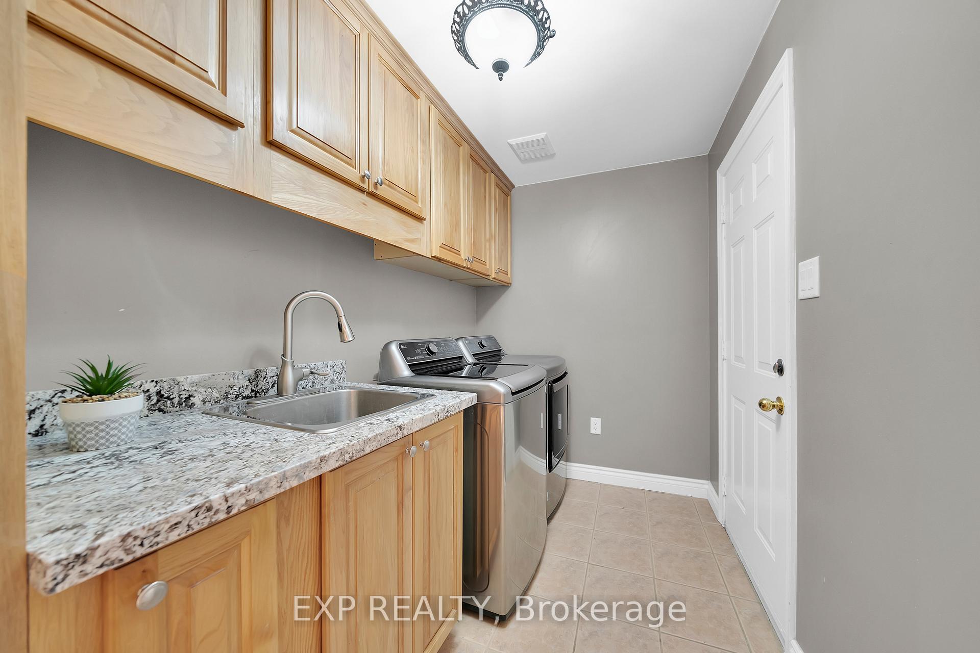 Photo 4 of 28 Ranchero Drive, Brampton, Fletcher's Meadow — HOMEH