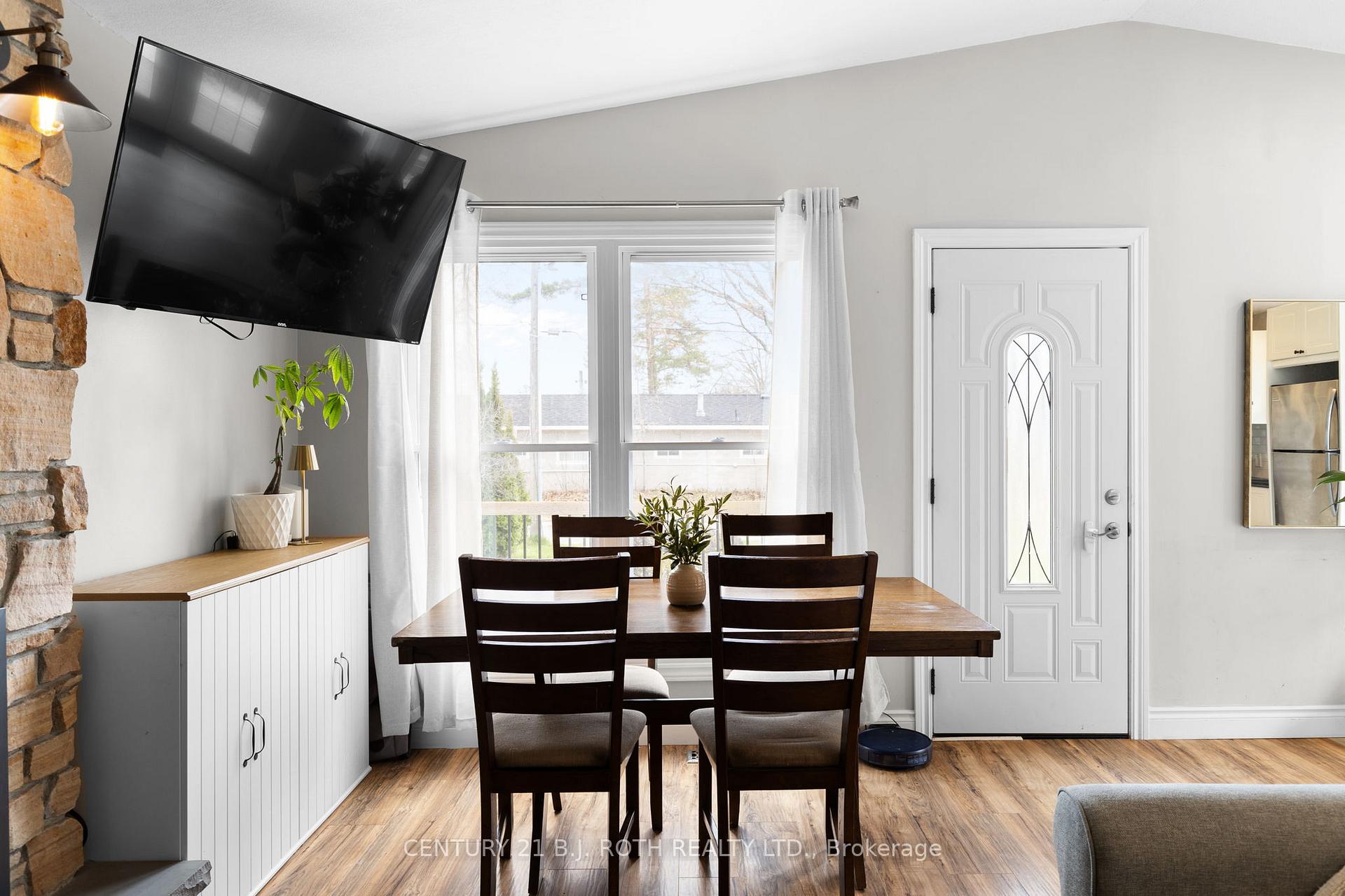 Photo 6 of 43 Elm Drive, Wasaga Beach — HOMEH