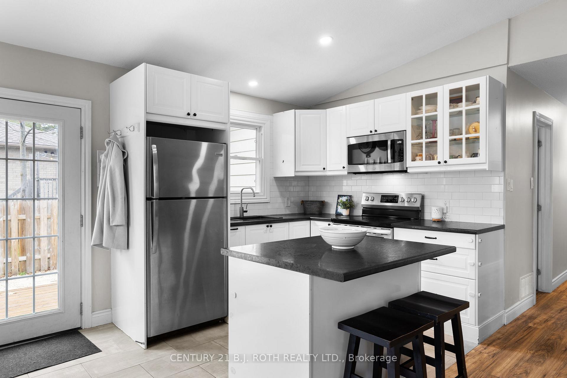 Photo 11 of 43 Elm Drive, Wasaga Beach — HOMEH