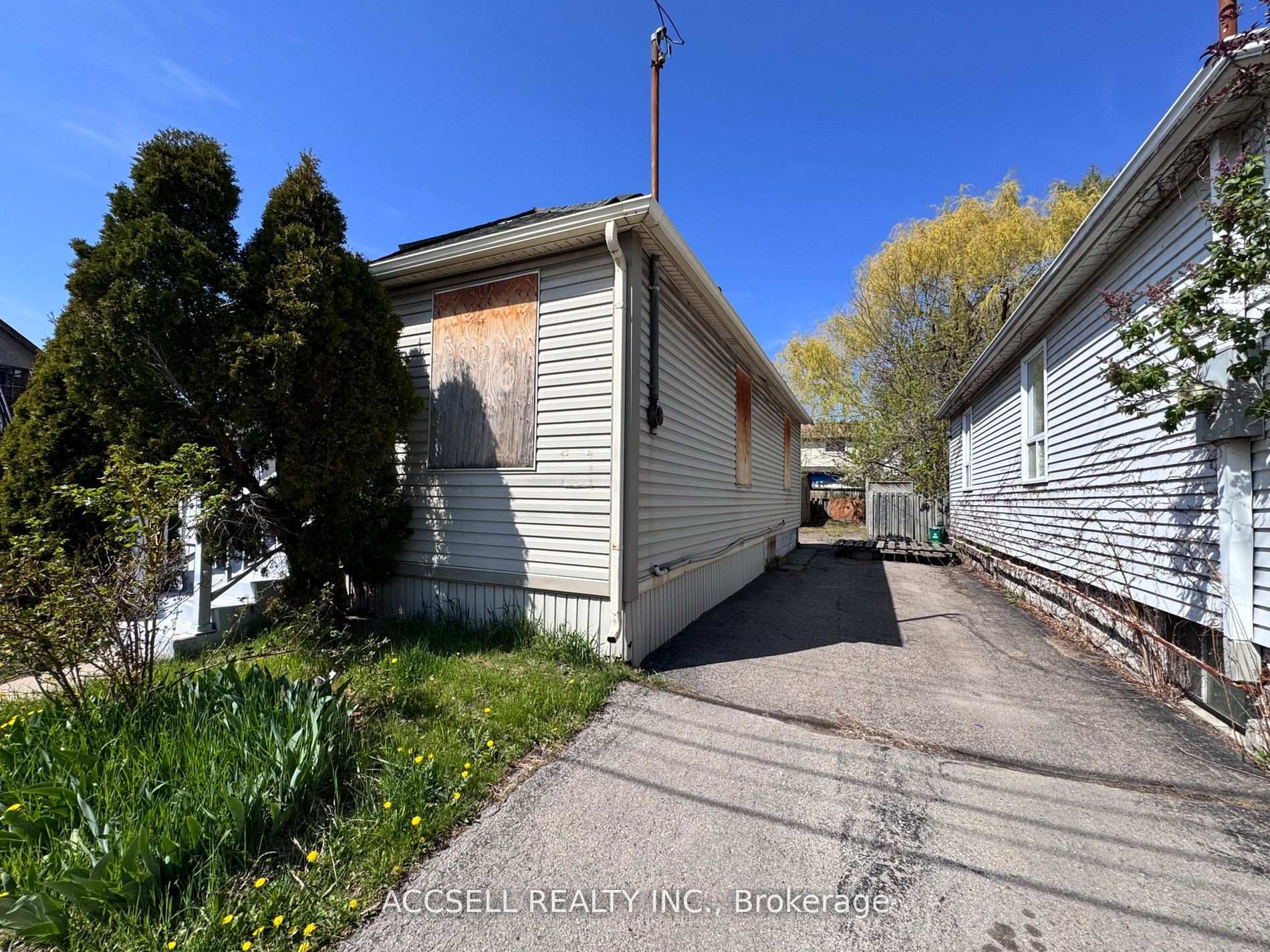 Photo 4 of 1371 Cannon Street E, Hamilton, Crown Point — HOMEH
