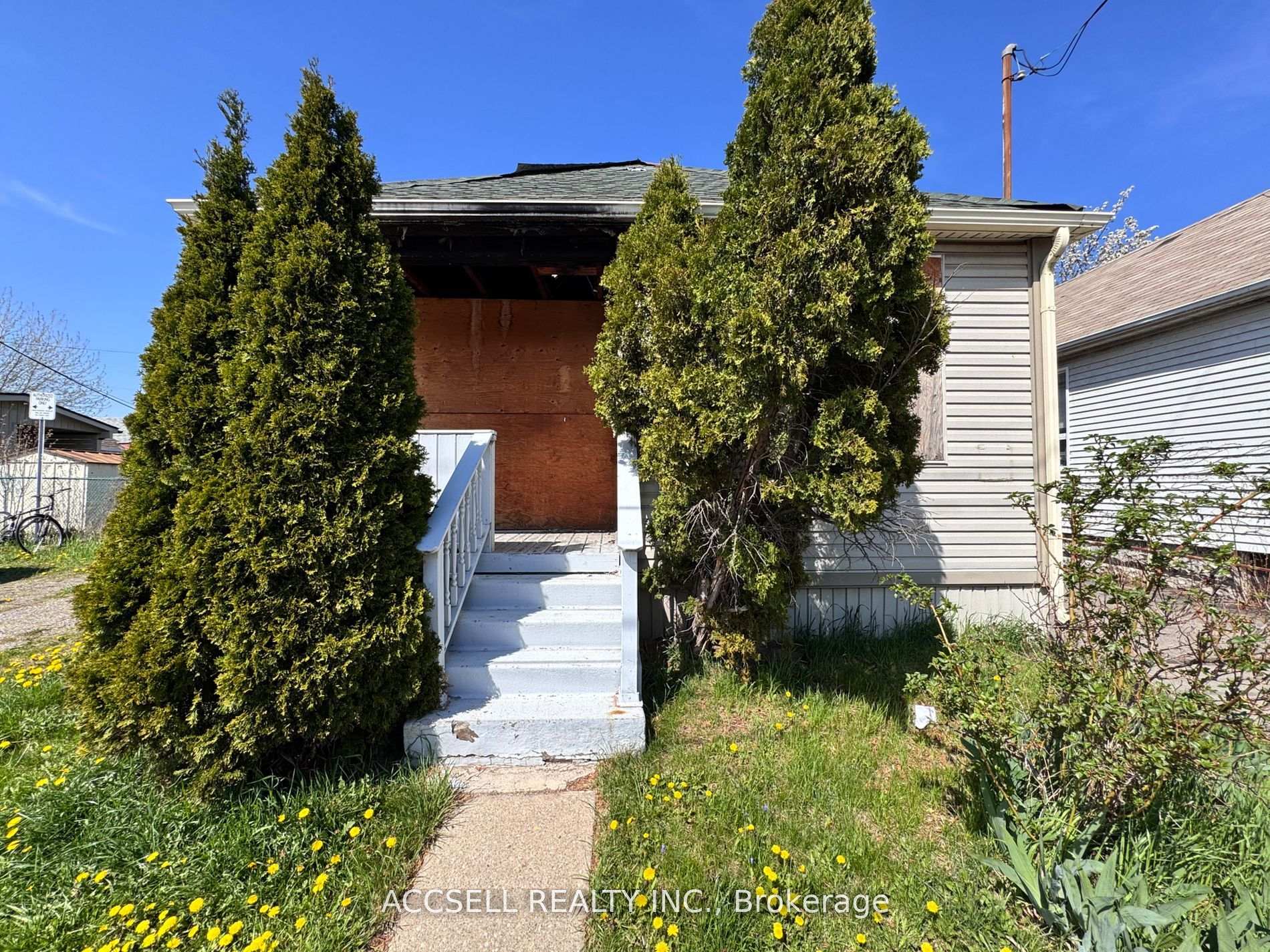 Photo 2 of 1371 Cannon Street E, Hamilton, Crown Point — HOMEH