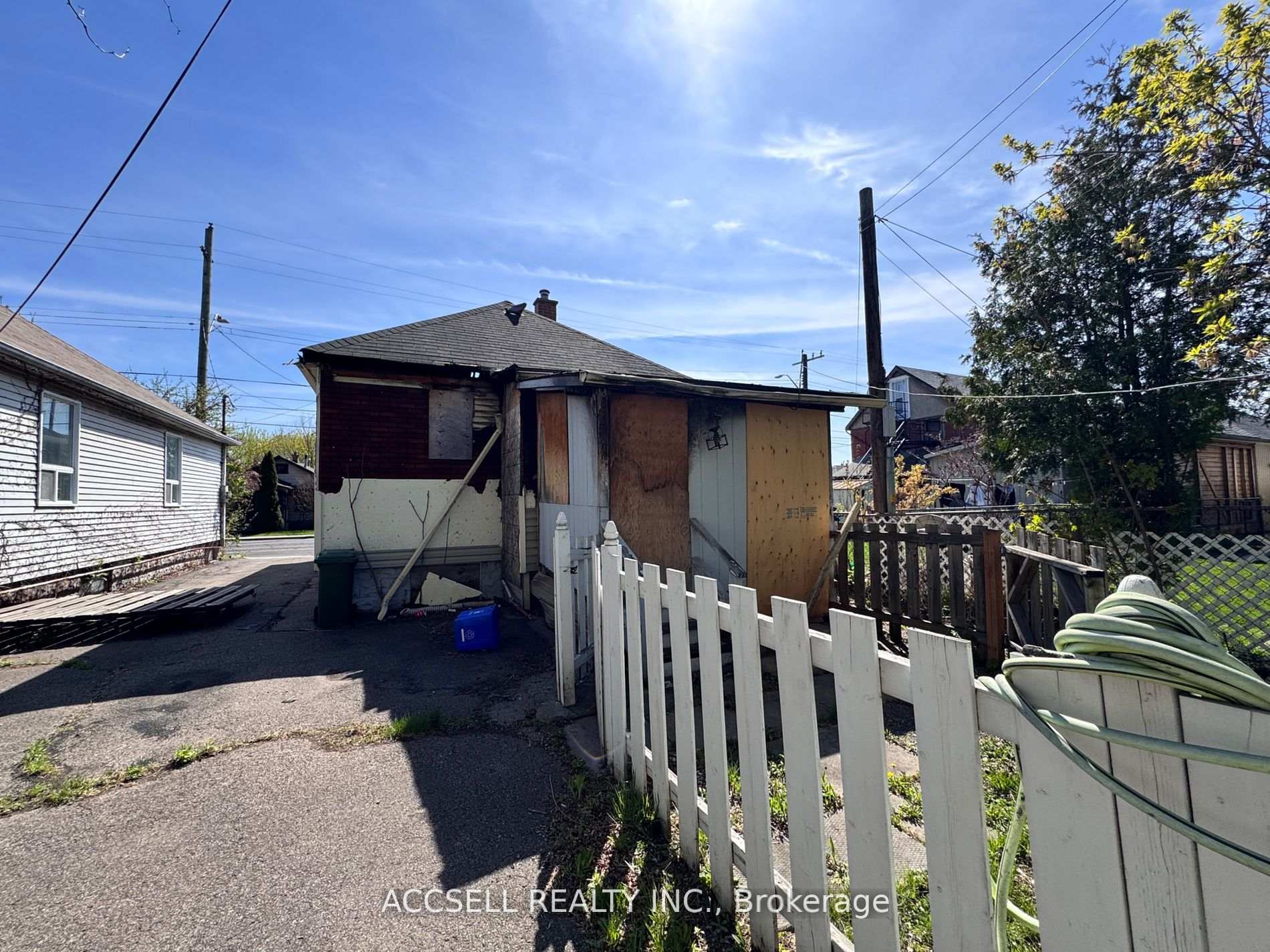 Photo 3 of 1371 Cannon Street E, Hamilton, Crown Point — HOMEH