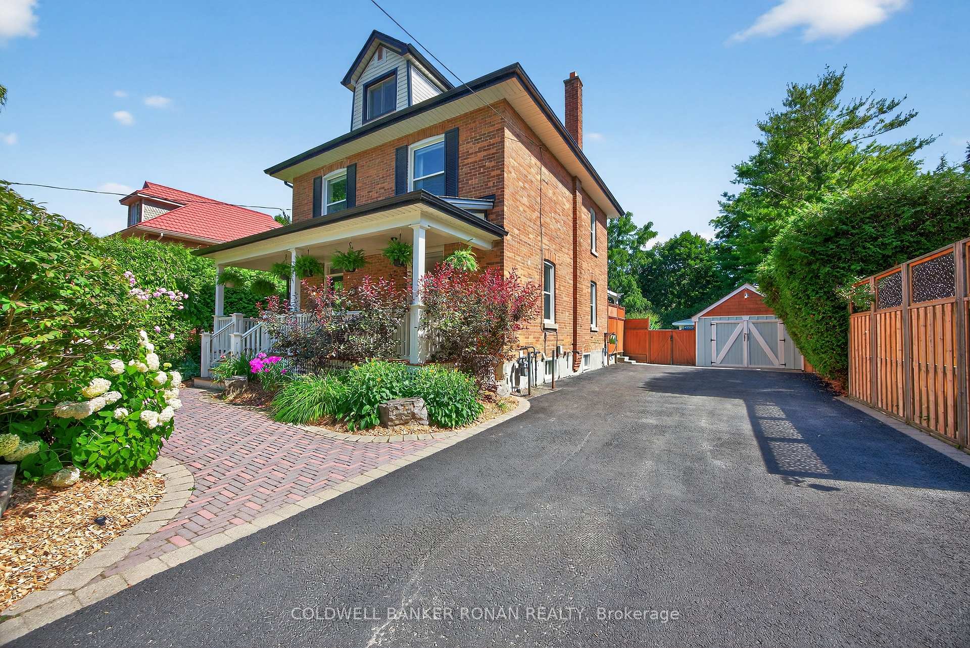 Front of 163 Wellington Street W