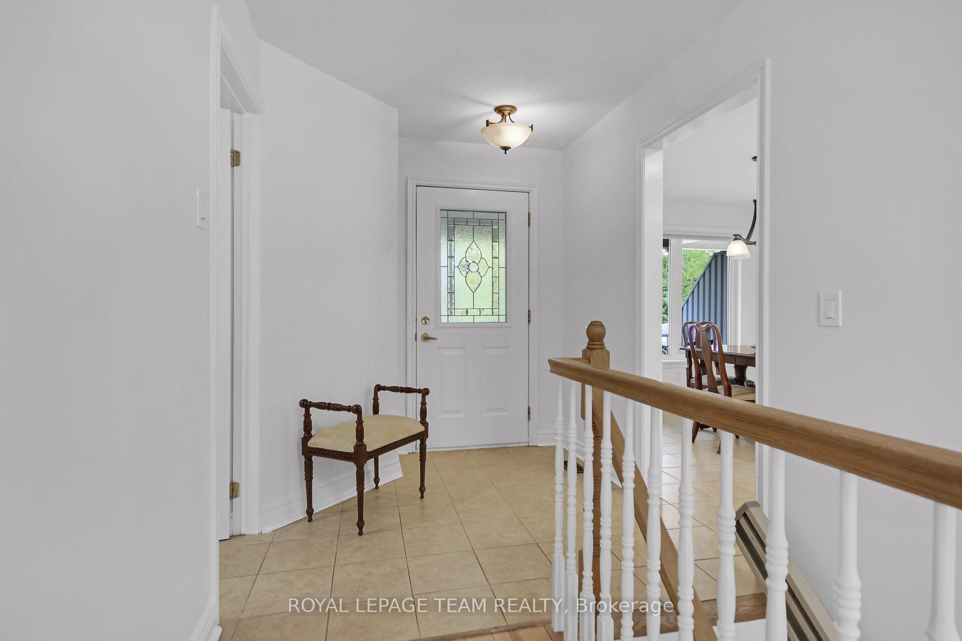 Photo 2 of 9 Weaver Crescent, Ottawa, Kanata - Kanata Lakes/Heritage Hills — HOMEH