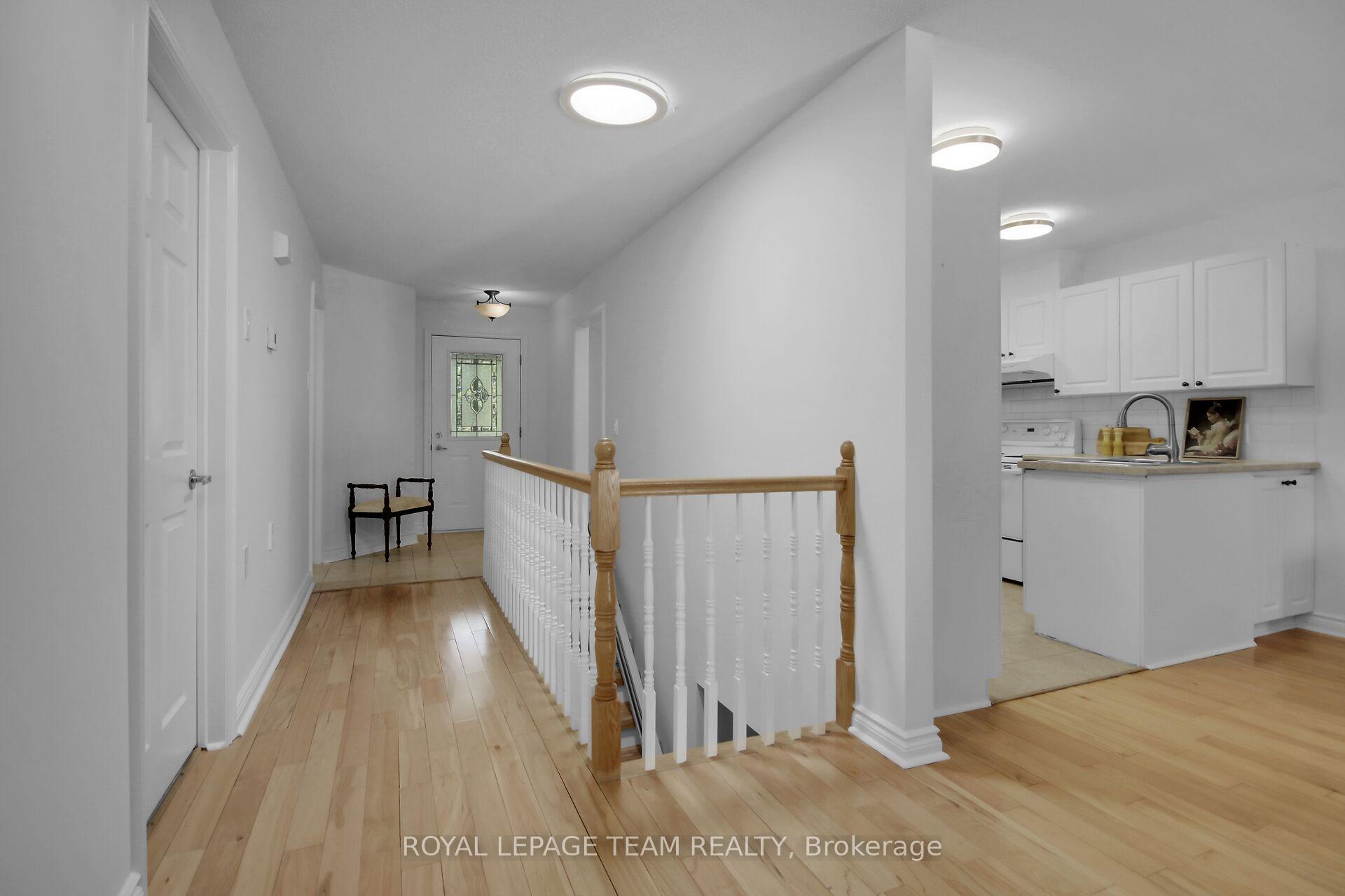 Photo 5 of 9 Weaver Crescent, Ottawa, Kanata - Kanata Lakes/Heritage Hills — HOMEH