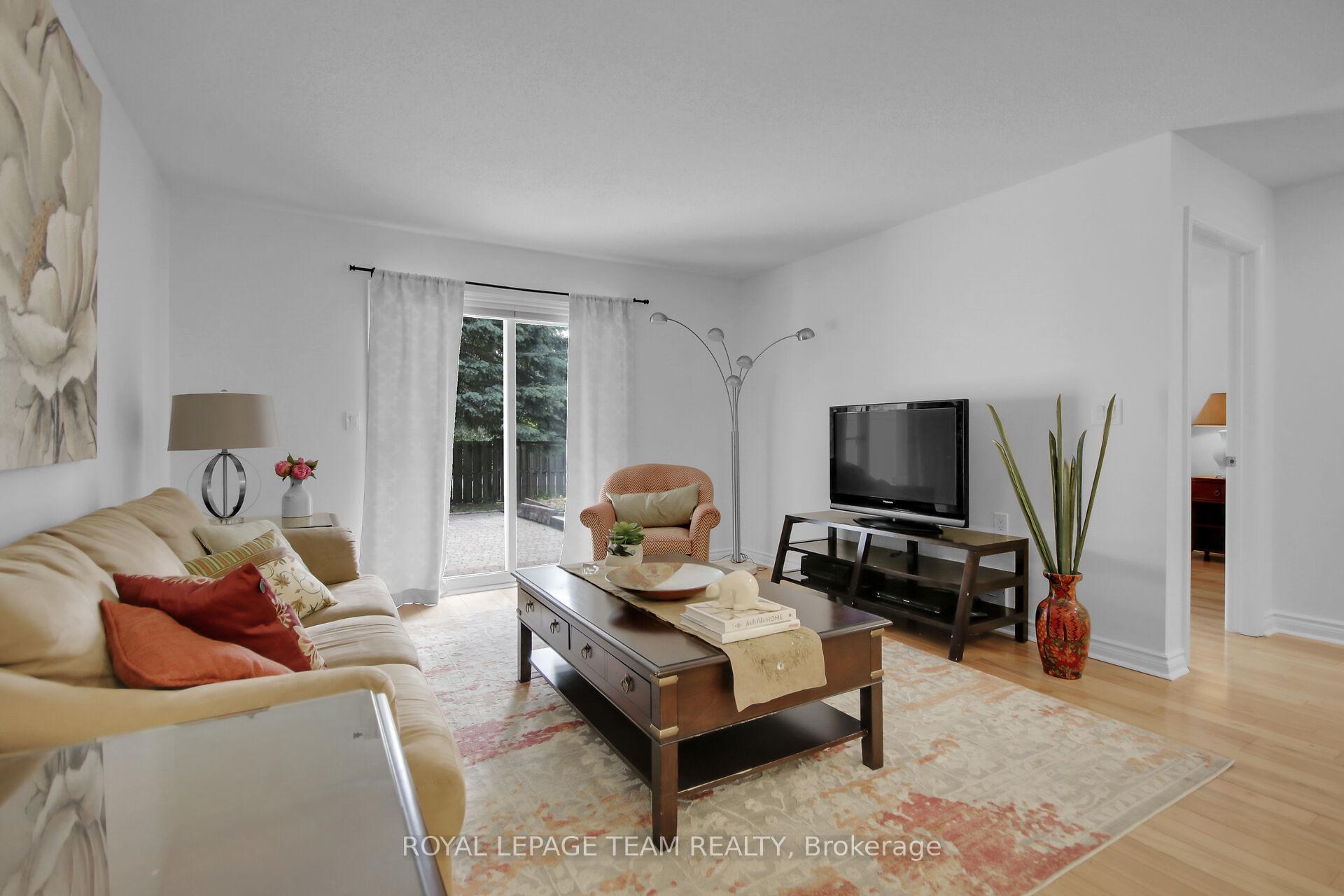 Photo 6 of 9 Weaver Crescent, Ottawa, Kanata - Kanata Lakes/Heritage Hills — HOMEH