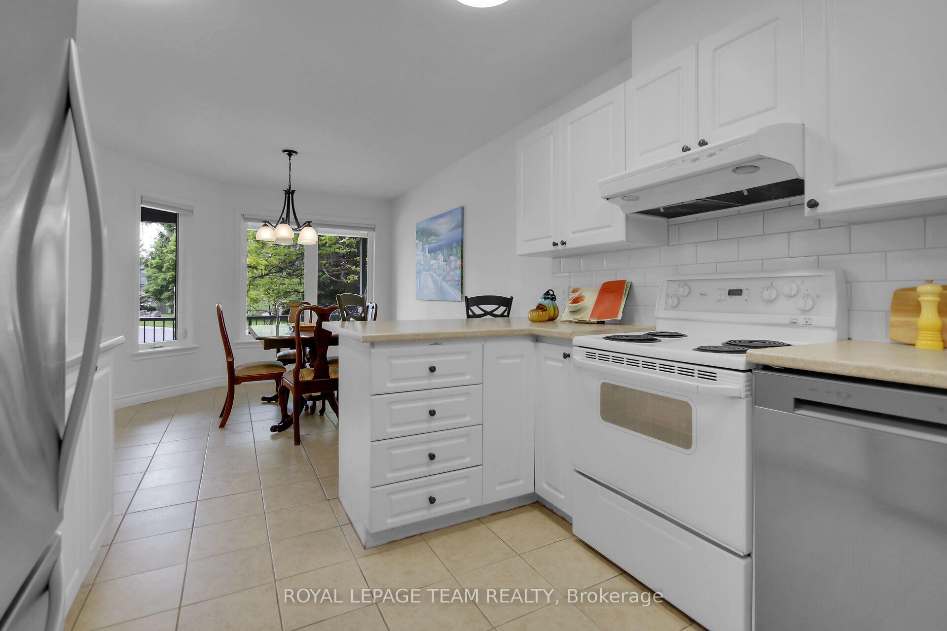 Photo 7 of 9 Weaver Crescent, Ottawa, Kanata - Kanata Lakes/Heritage Hills — HOMEH