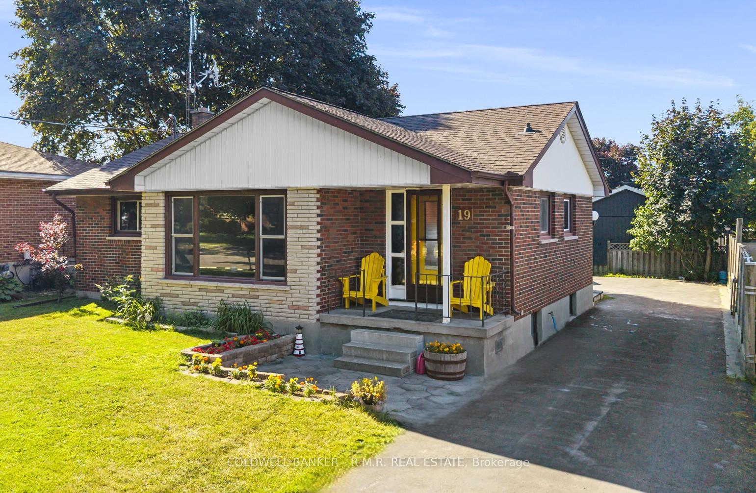 Photo 2 of 19 Parkway Crescent, Clarington, Bowmanville — HOMEH