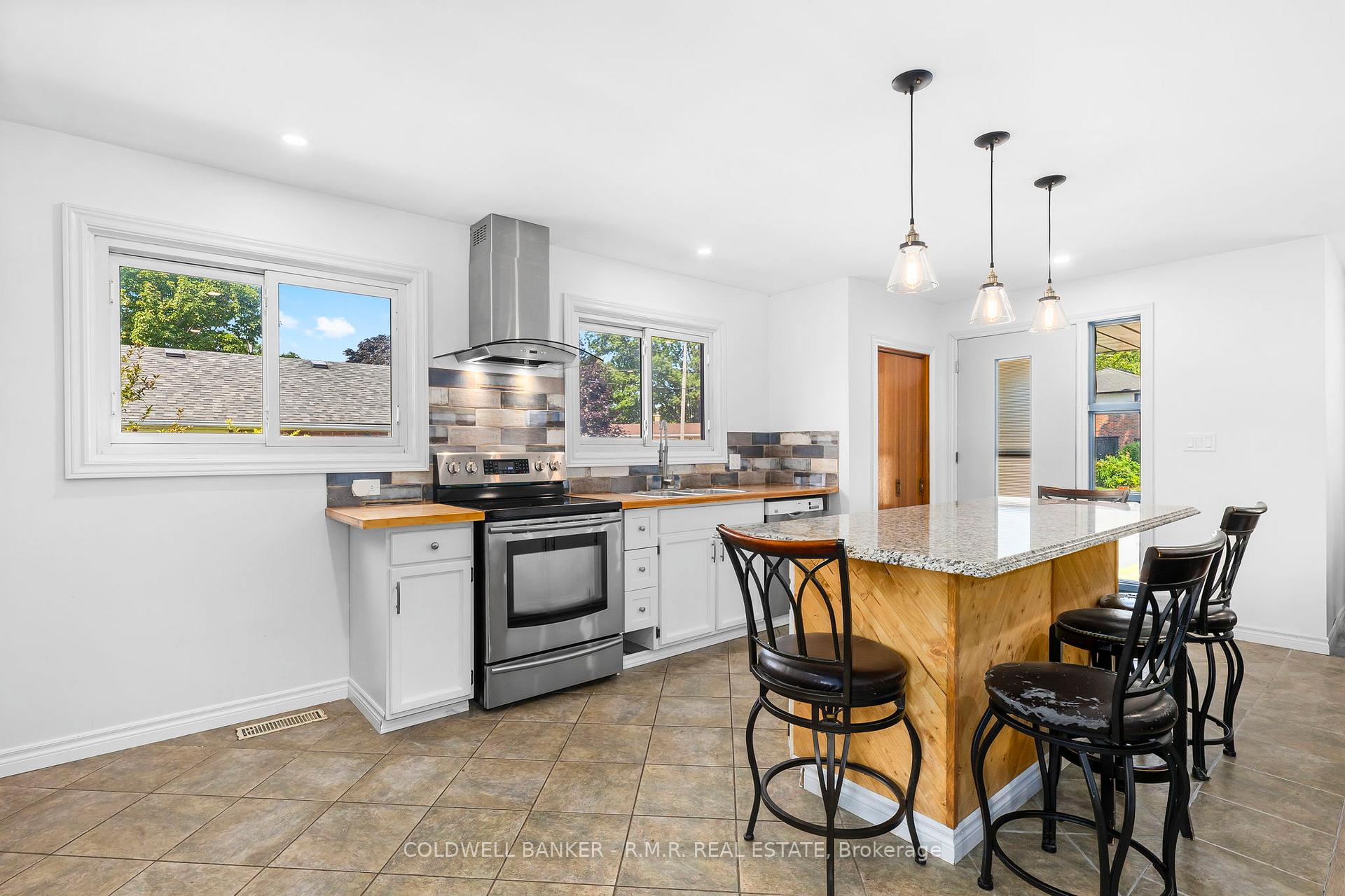 Photo 6 of 19 Parkway Crescent, Clarington, Bowmanville — HOMEH