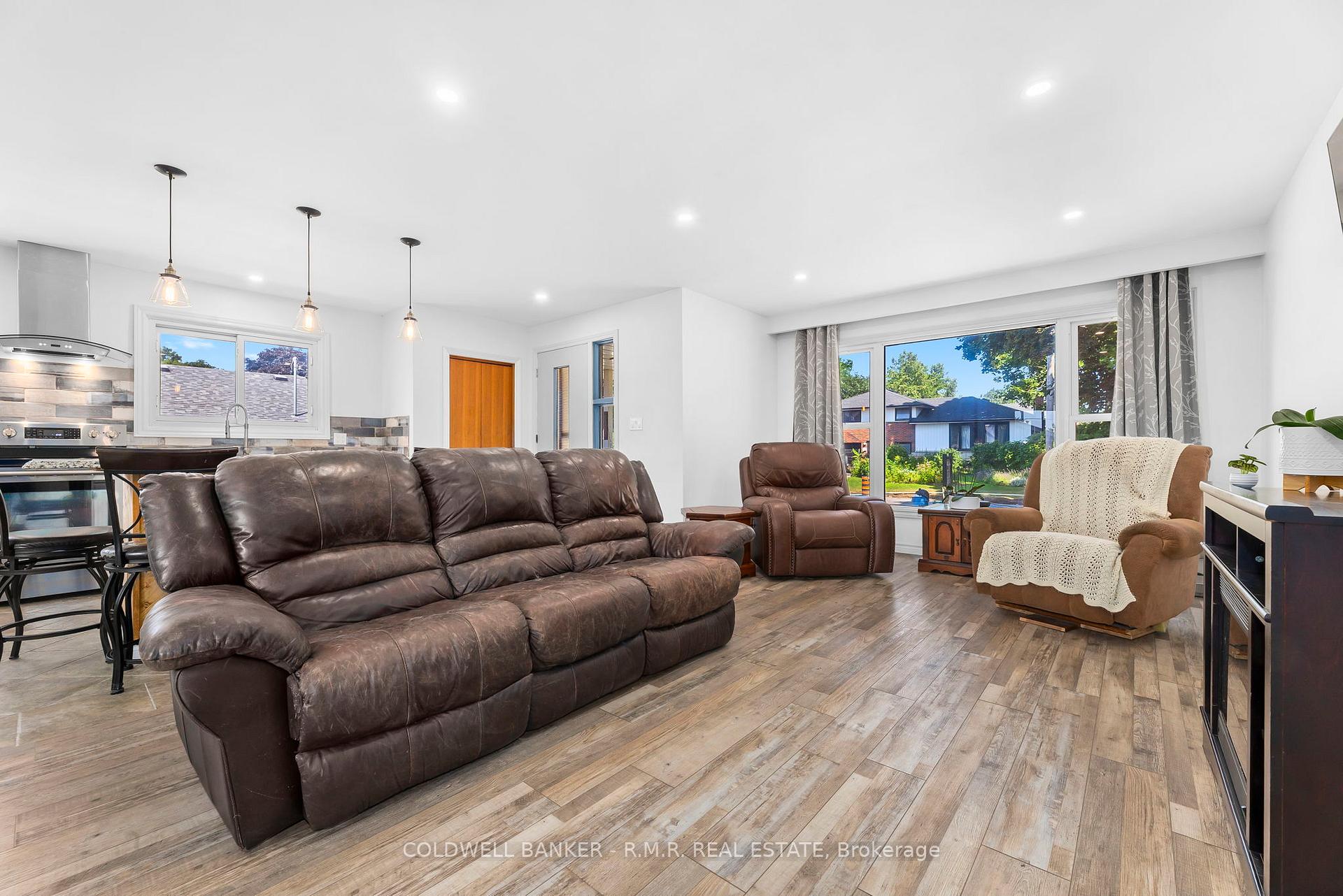 Photo 10 of 19 Parkway Crescent, Clarington, Bowmanville — HOMEH