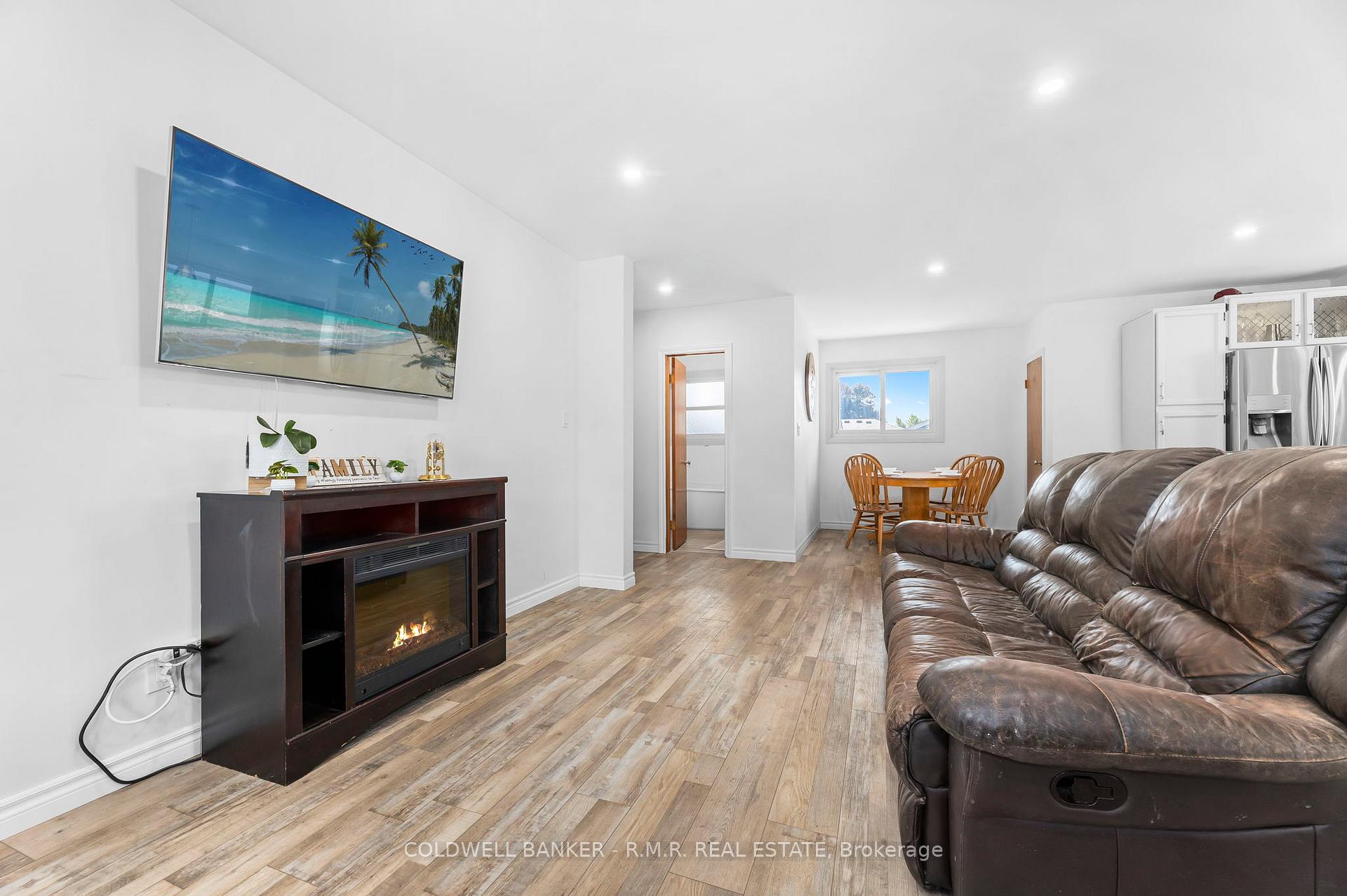 Photo 5 of 19 Parkway Crescent, Clarington, Bowmanville — HOMEH