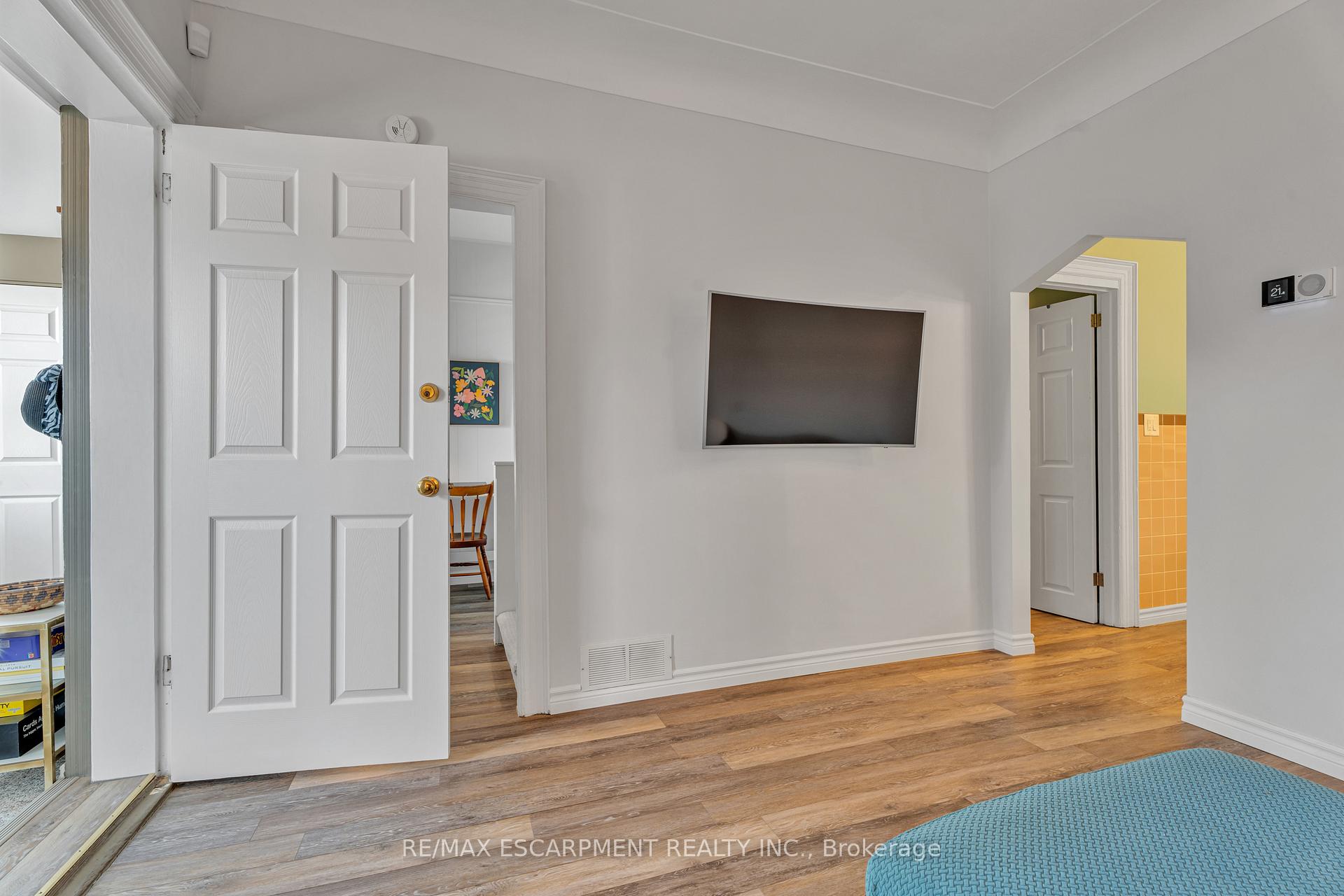 Photo 22 of 77 Robins Avenue, Hamilton, Crown Point — HOMEH