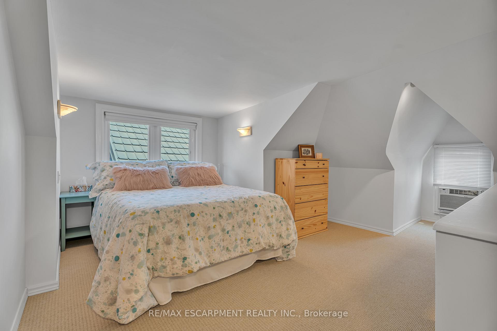 Photo 15 of 77 Robins Avenue, Hamilton, Crown Point — HOMEH