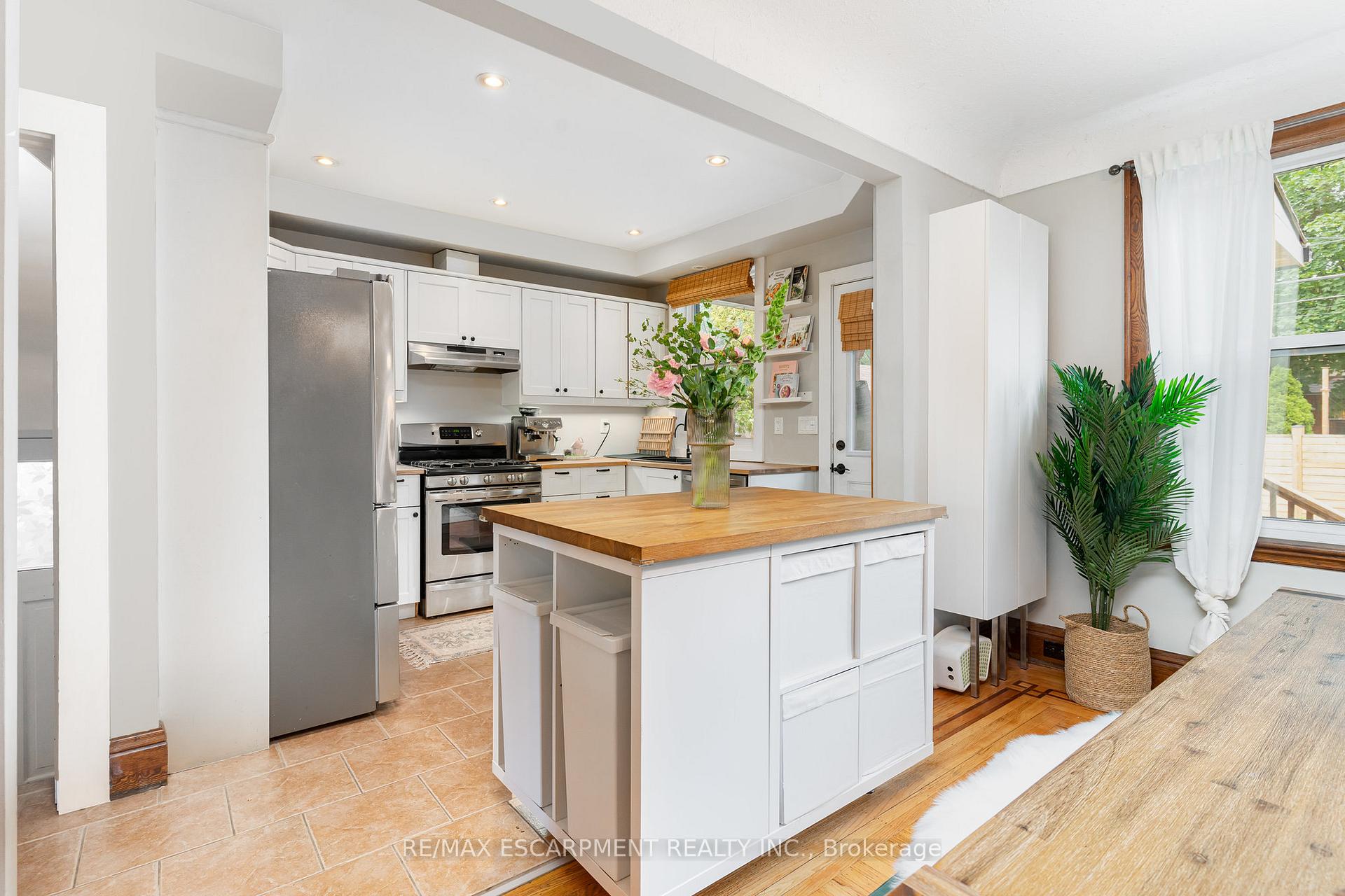 Photo 5 of 21 Prospect Street S, Hamilton, Stipley — HOMEH