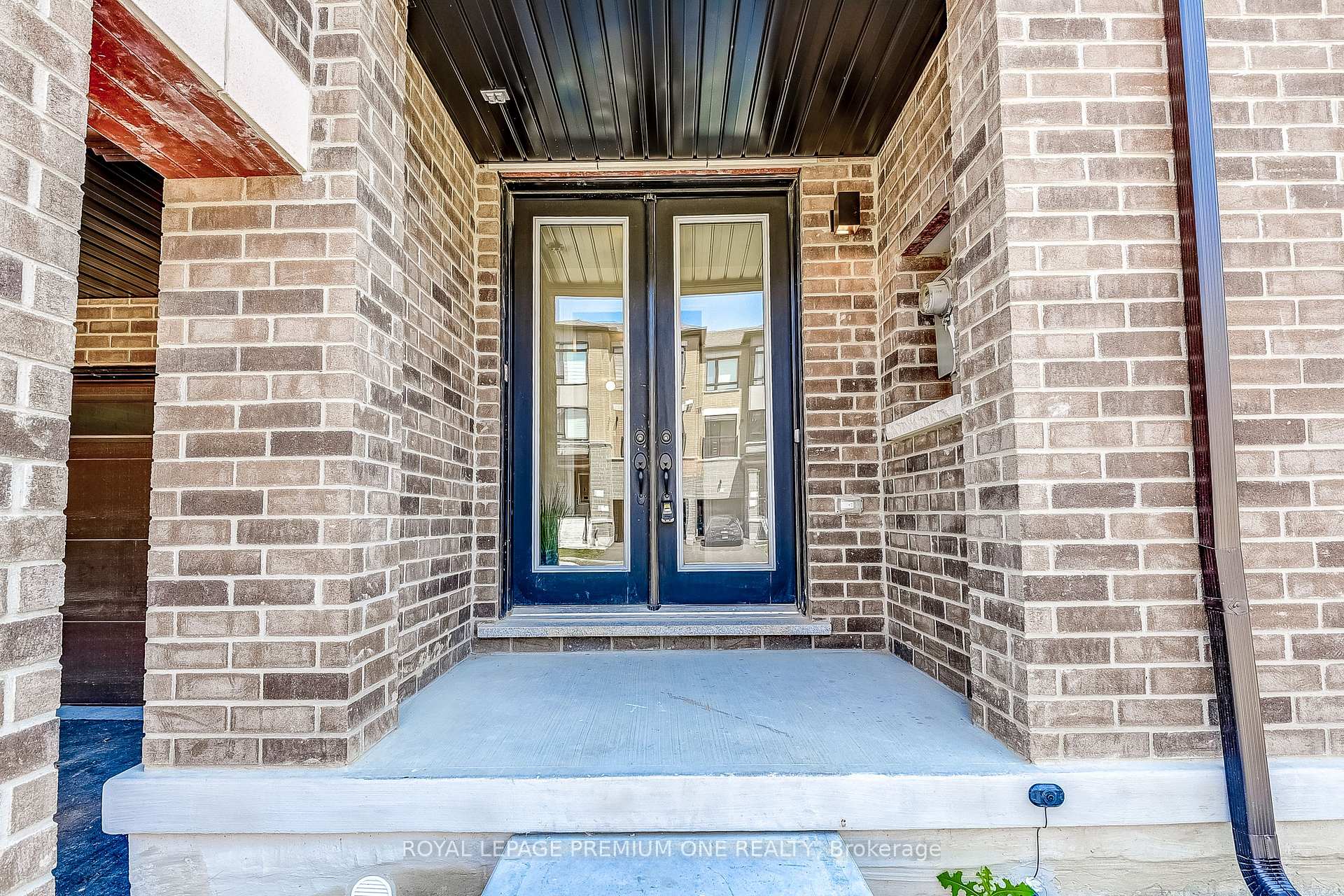 Photo 2 of 71 Tennant Circle N, Vaughan, Vellore Village — HOMEH