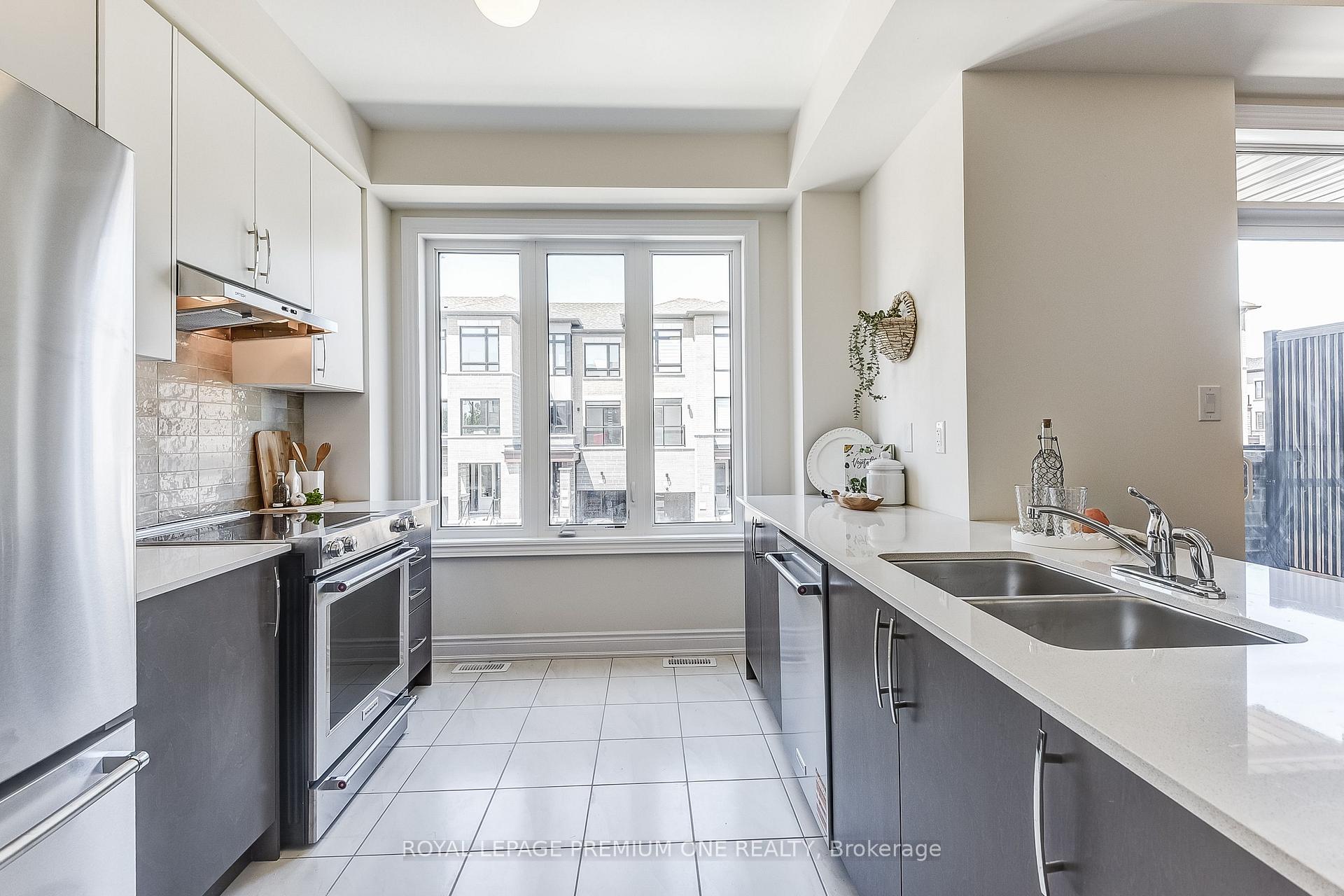 Photo 8 of 71 Tennant Circle N, Vaughan, Vellore Village — HOMEH