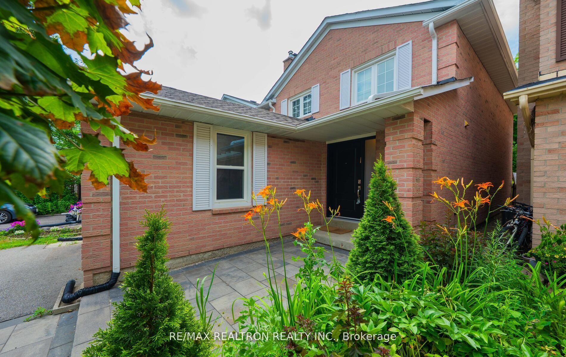 Photo 2 of 100 Gilmore Crescent, Vaughan, Brownridge — HOMEH