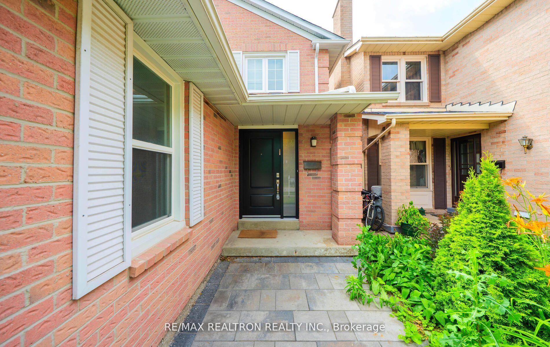 Photo 4 of 100 Gilmore Crescent, Vaughan, Brownridge — HOMEH