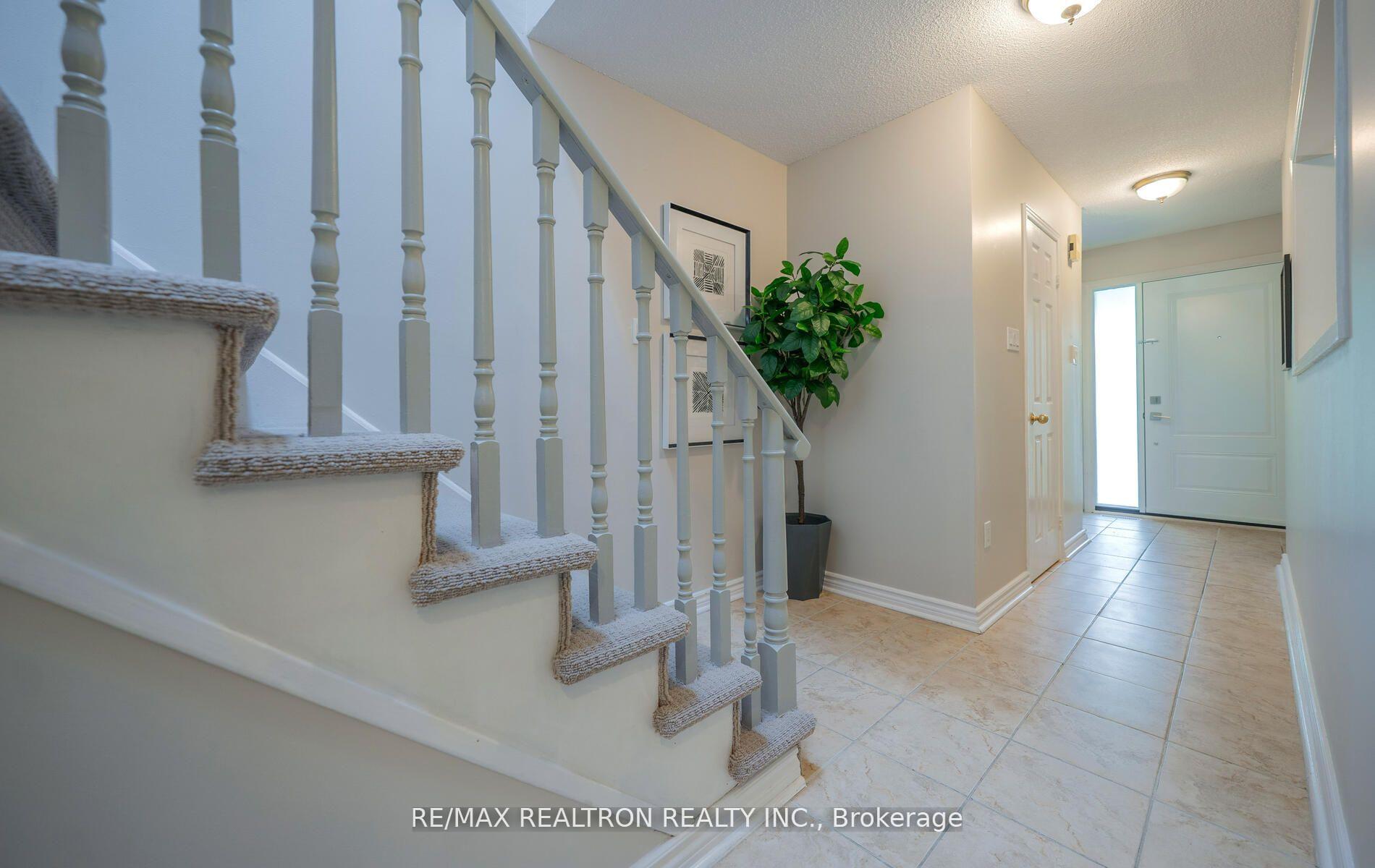 Photo 9 of 100 Gilmore Crescent, Vaughan, Brownridge — HOMEH