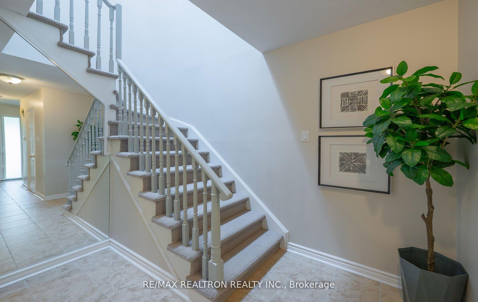 Photo 5 of 100 Gilmore Crescent, Vaughan, Brownridge — HOMEH