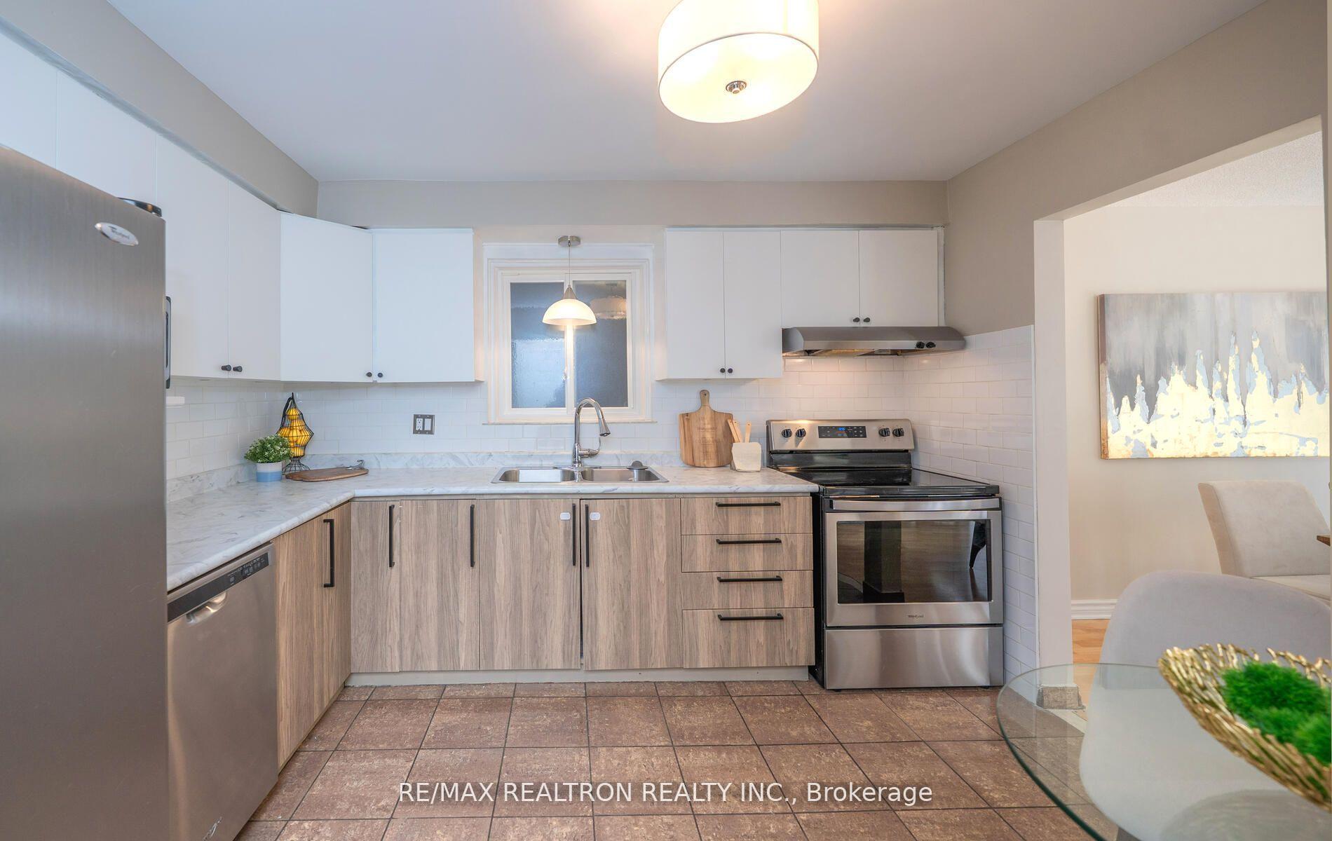 Photo 12 of 100 Gilmore Crescent, Vaughan, Brownridge — HOMEH