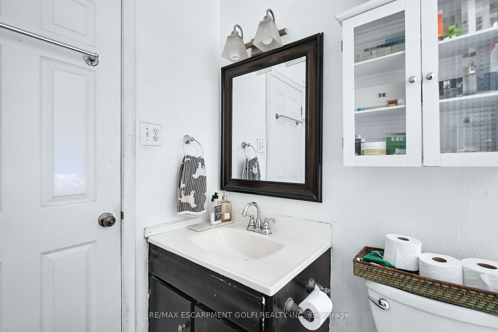 Photo 12 of 419 Queen Victoria Drive, Hamilton, Quinndale — HOMEH