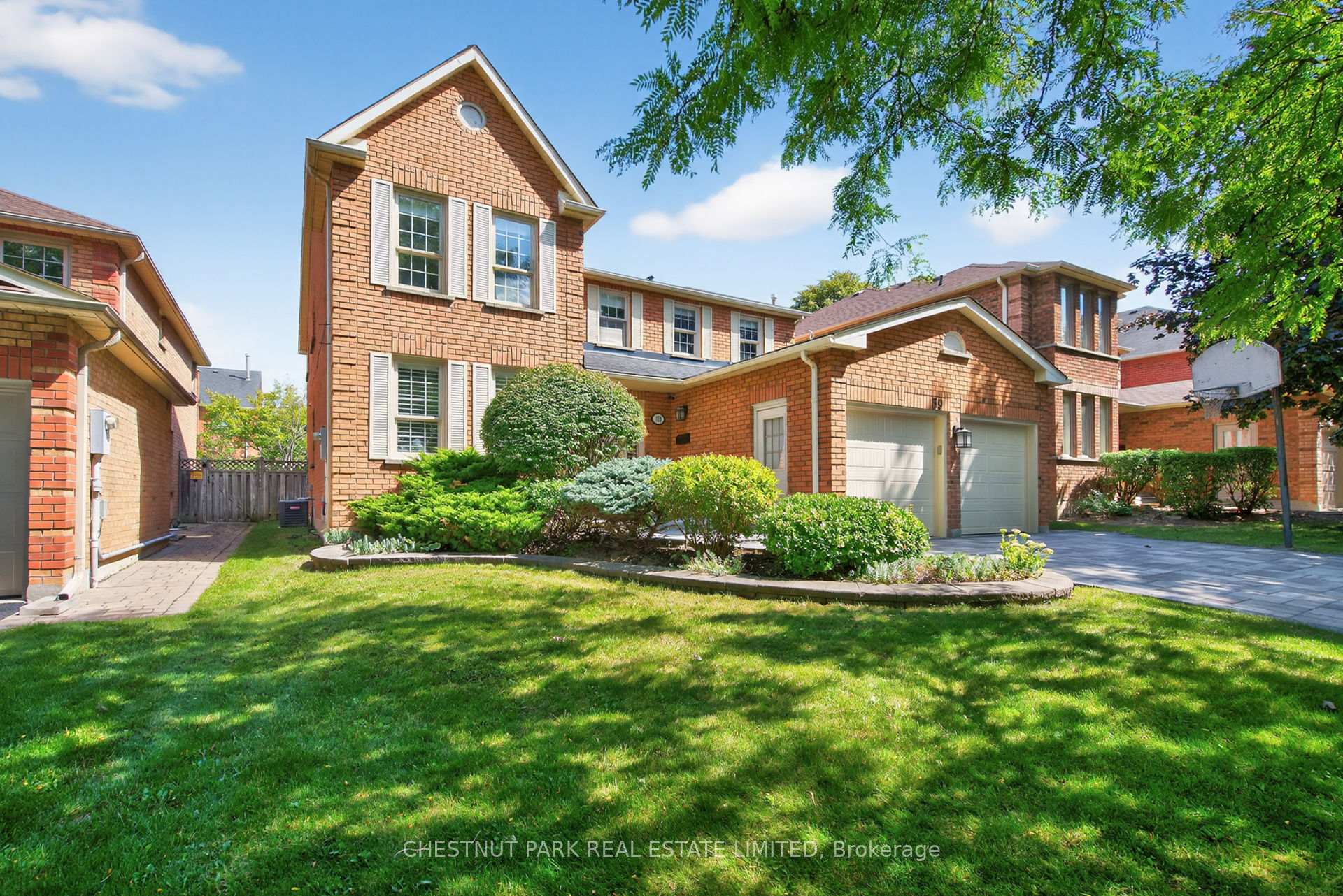 Photo 3 of 39 Newport Square, Vaughan, Uplands — HOMEH