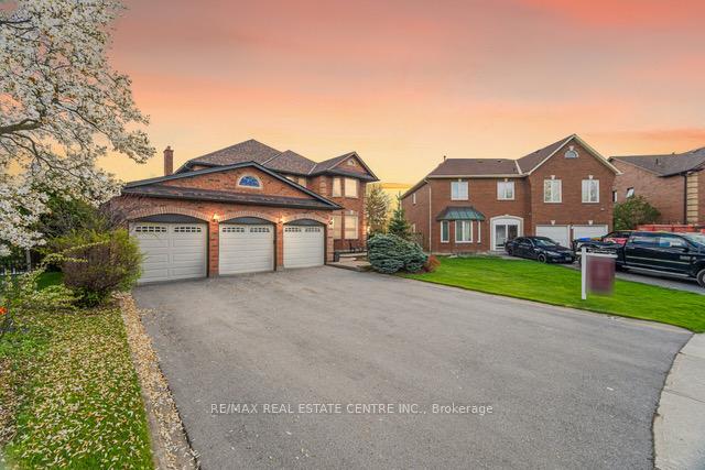 Photo 2 of 42 Fernbrook Crescent, Brampton, Snelgrove — HOMEH