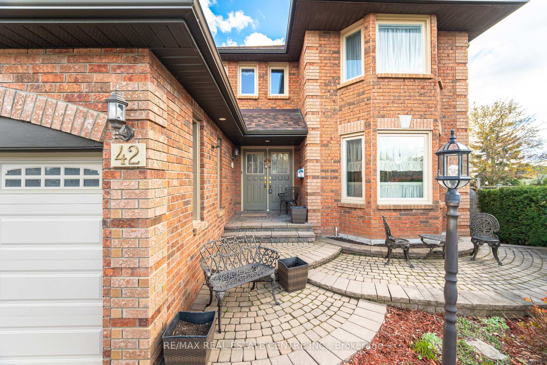 Photo 4 of 42 Fernbrook Crescent, Brampton, Snelgrove — HOMEH