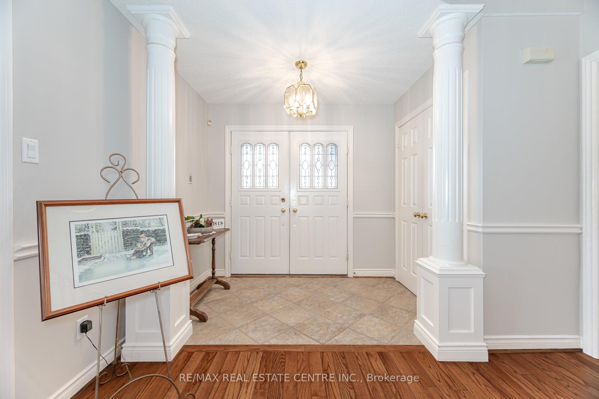 Photo 5 of 42 Fernbrook Crescent, Brampton, Snelgrove — HOMEH