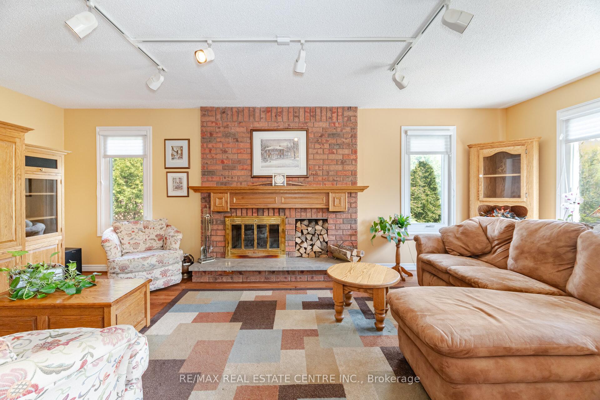 Photo 9 of 42 Fernbrook Crescent, Brampton, Snelgrove — HOMEH