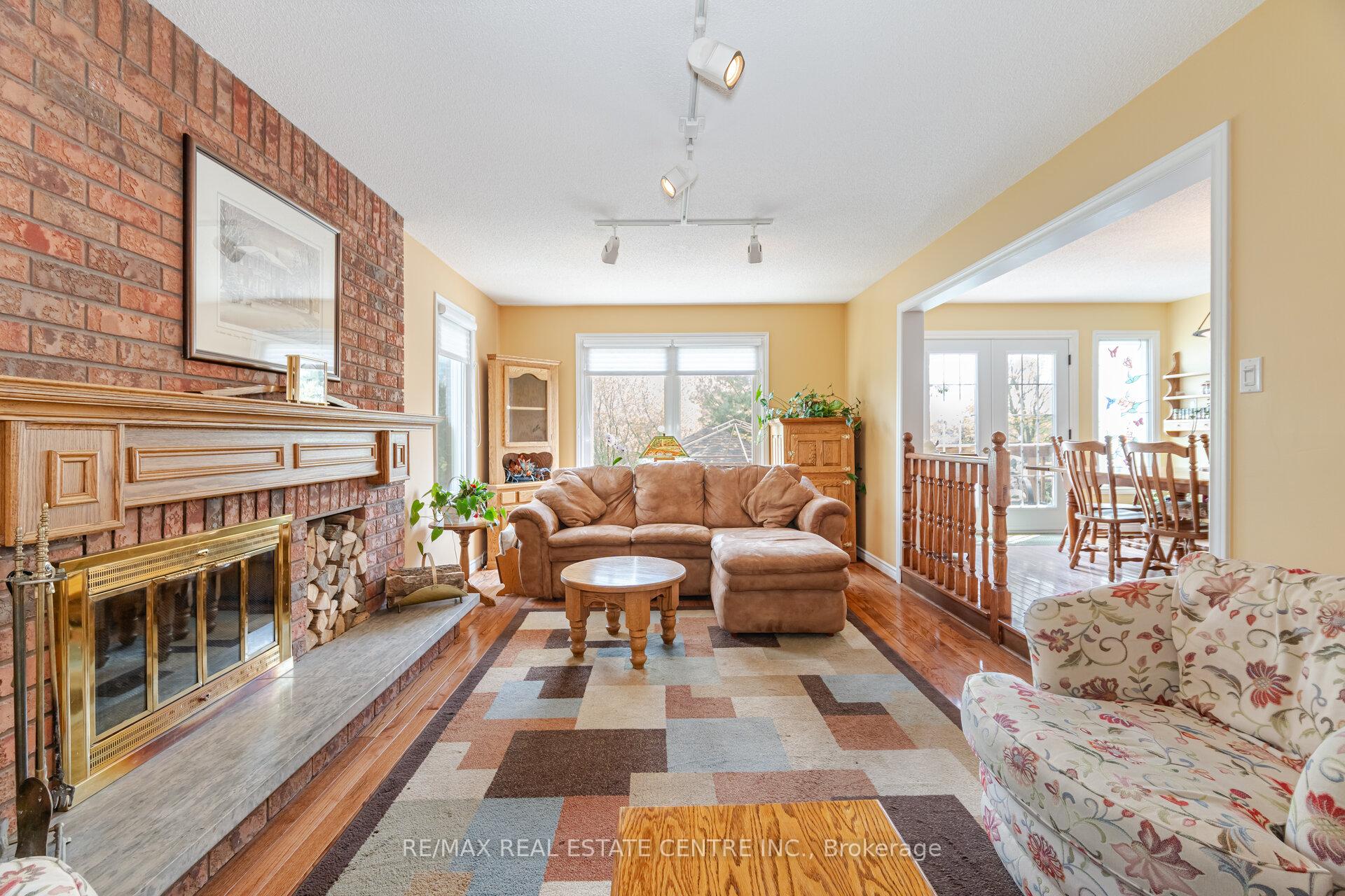 Photo 7 of 42 Fernbrook Crescent, Brampton, Snelgrove — HOMEH