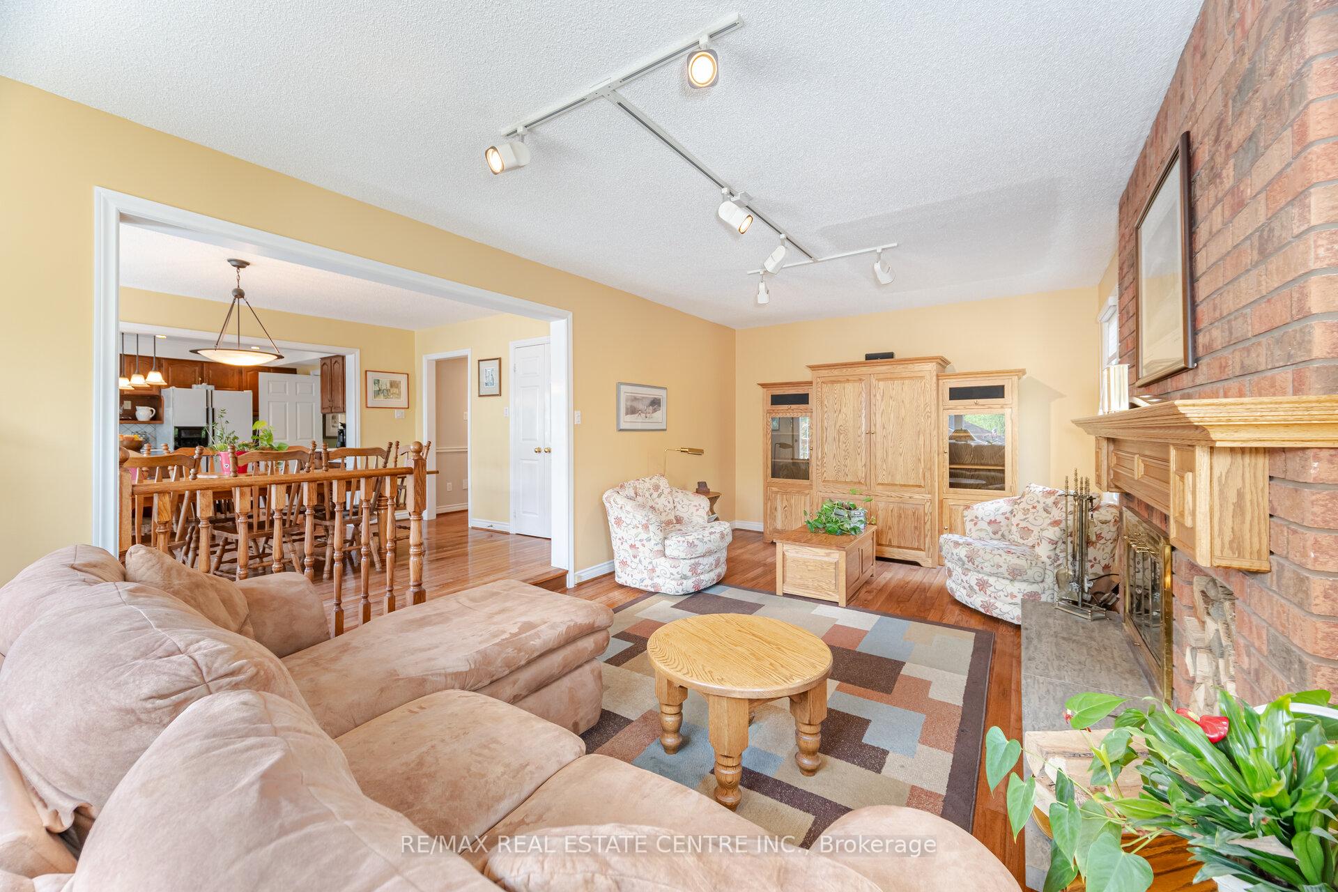 Photo 8 of 42 Fernbrook Crescent, Brampton, Snelgrove — HOMEH