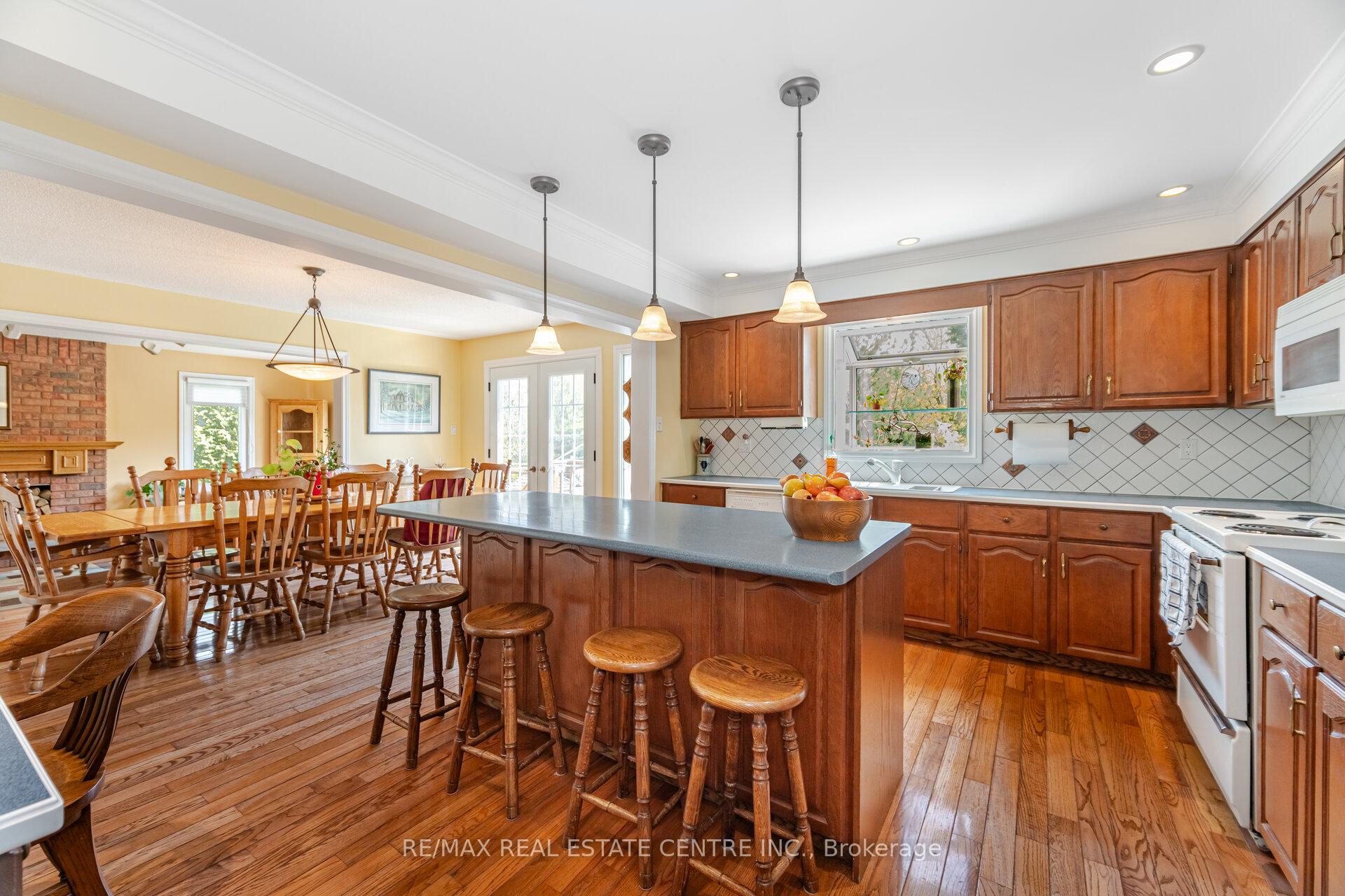 Photo 13 of 42 Fernbrook Crescent, Brampton, Snelgrove — HOMEH
