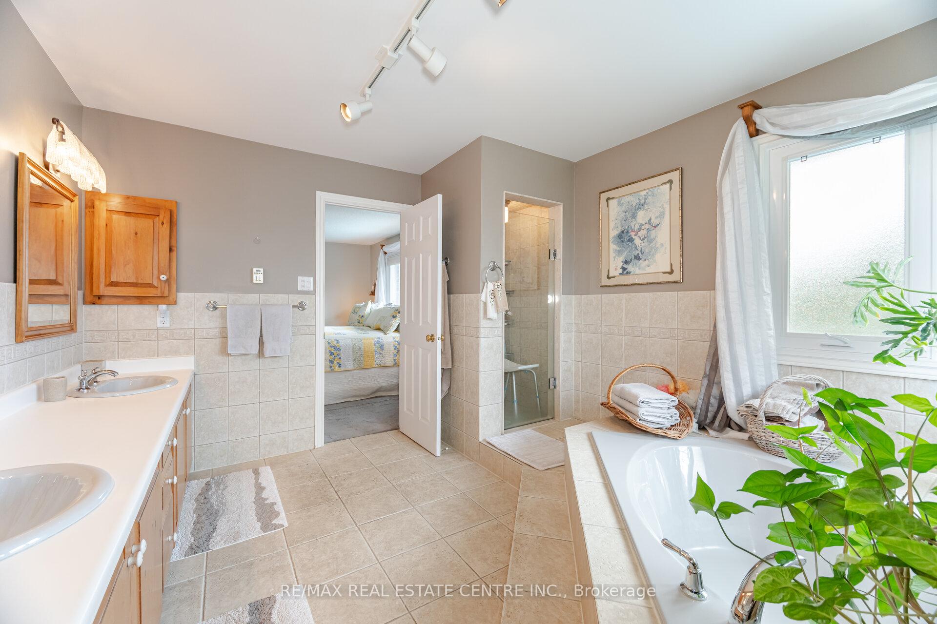 Photo 33 of 42 Fernbrook Crescent, Brampton, Snelgrove — HOMEH