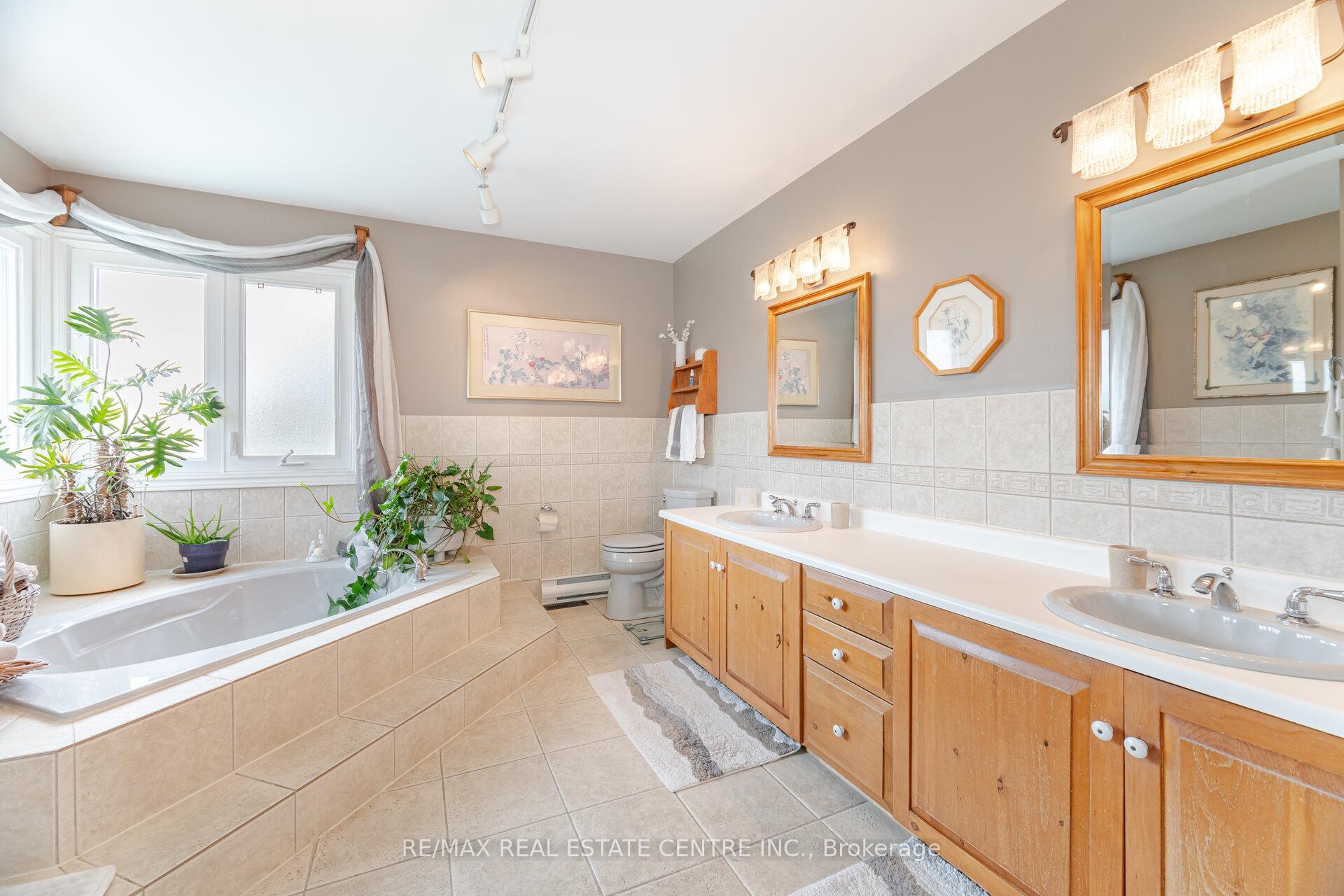 Photo 31 of 42 Fernbrook Crescent, Brampton, Snelgrove — HOMEH