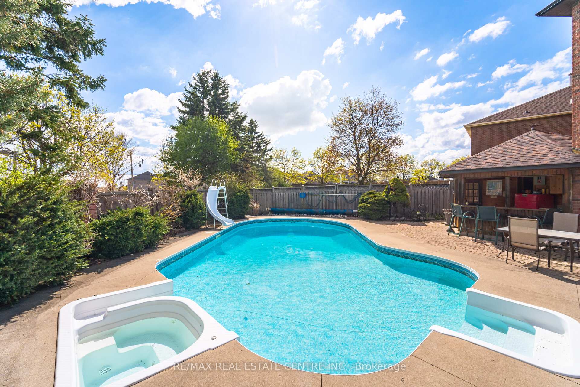 Photo 37 of 42 Fernbrook Crescent, Brampton, Snelgrove — HOMEH