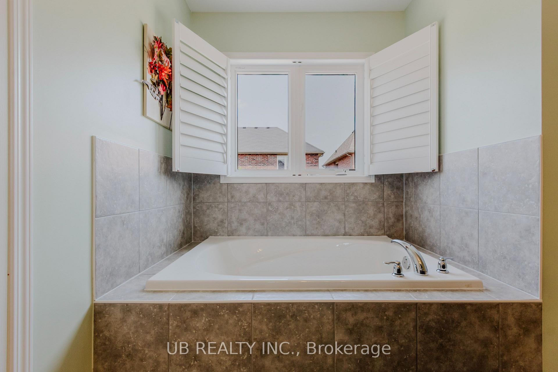 Photo 10 of 8 Menzies Street, Hamilton, Binbrook — HOMEH