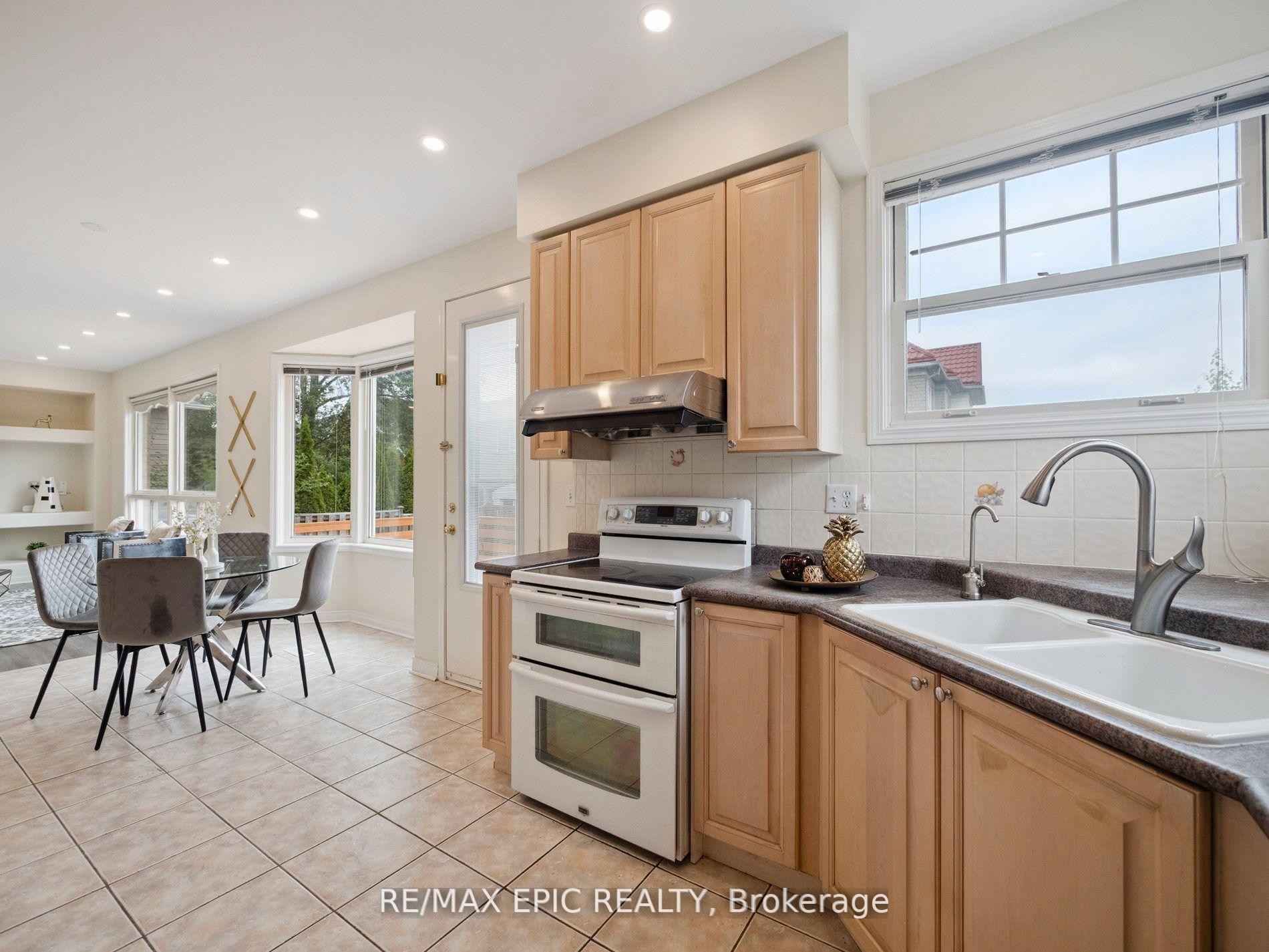 Photo 5 of 85 Majestic Drive, Markham, Berczy — HOMEH