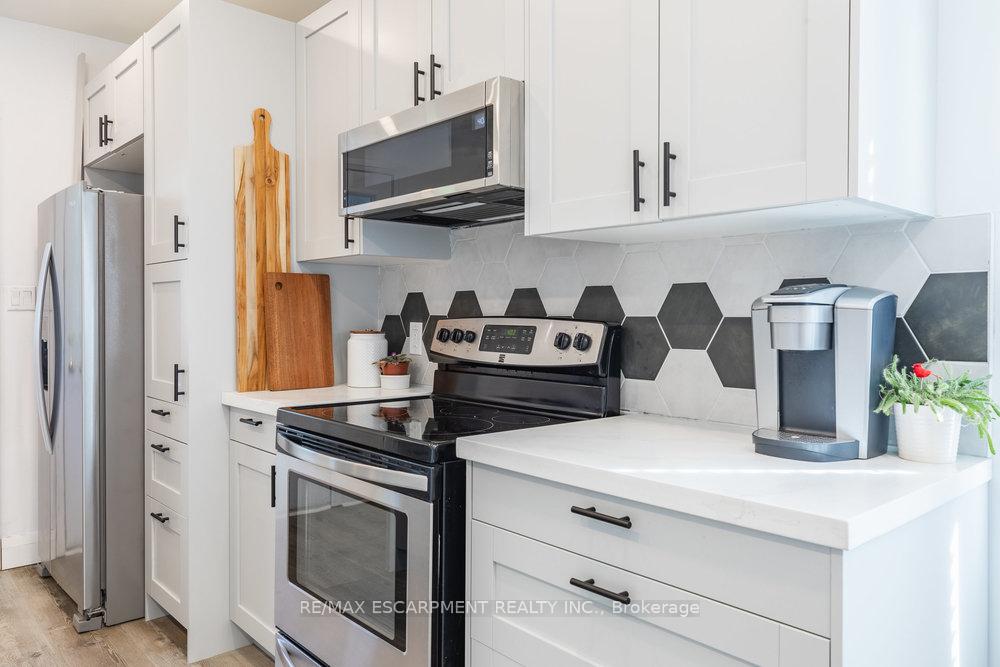 Photo 15 of 132 London Street N, Hamilton, Crown Point — HOMEH