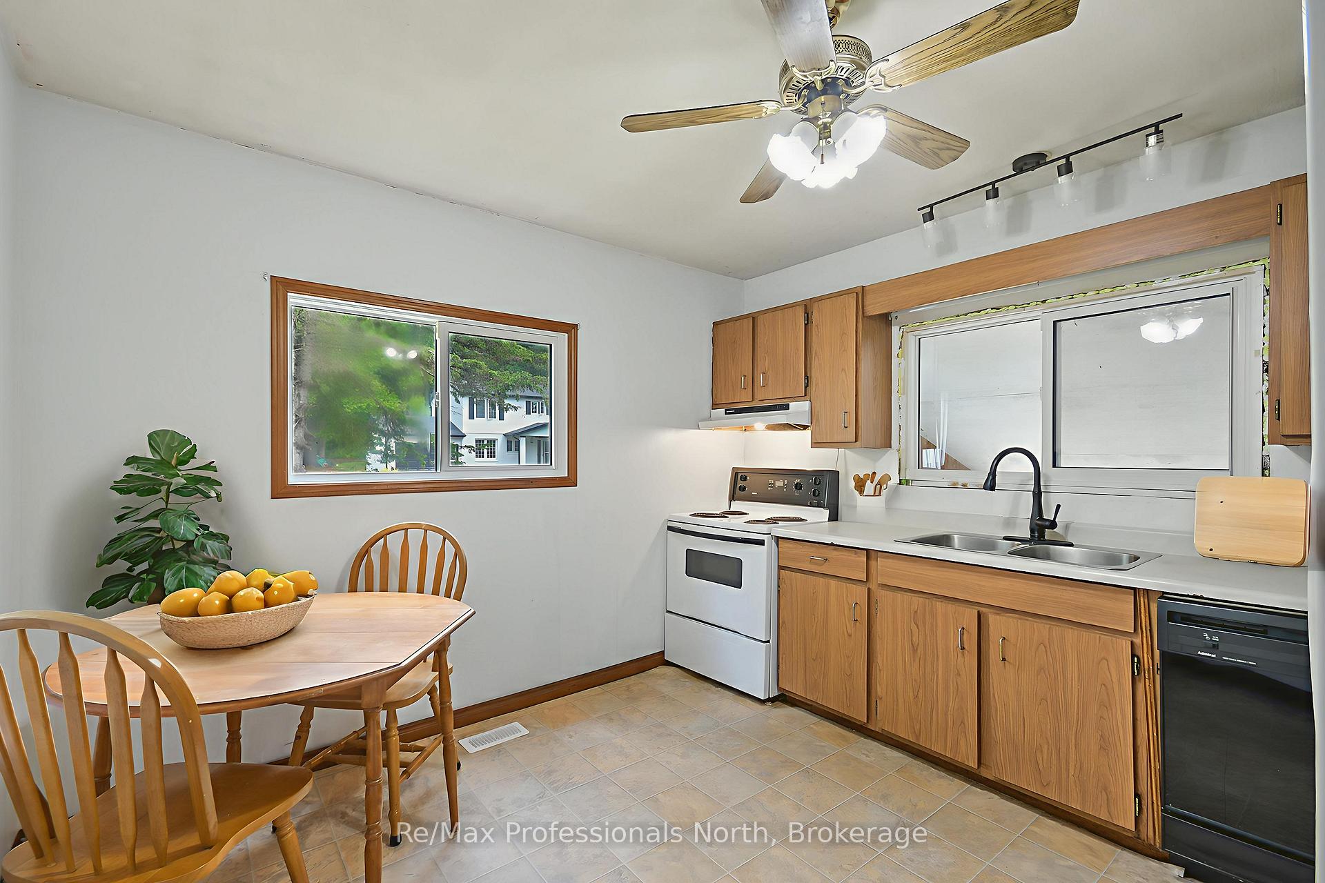 Photo 3 of 10 Wilshier Boulevard, Bracebridge, Macaulay — HOMEH