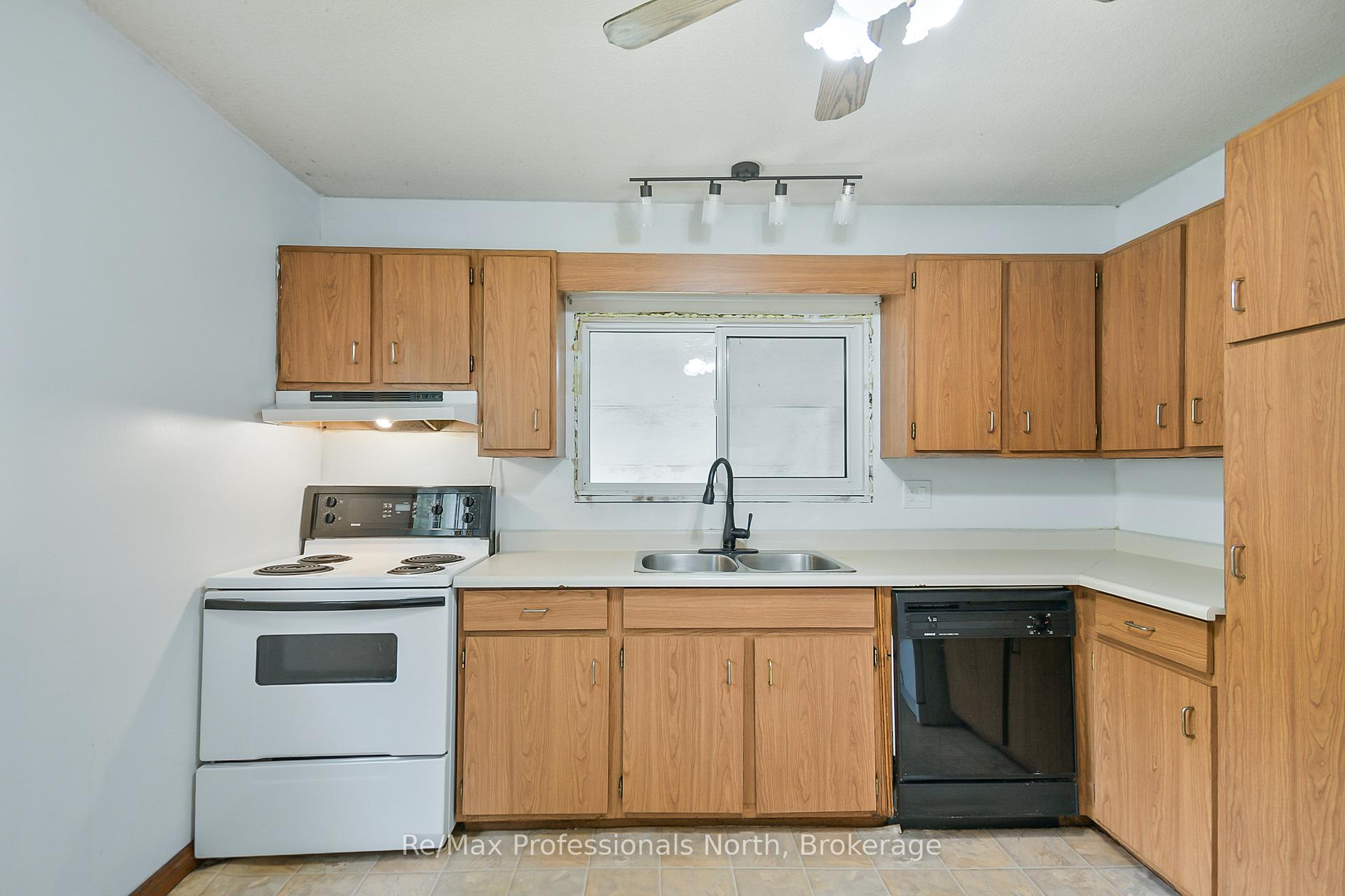 Photo 2 of 10 Wilshier Boulevard, Bracebridge, Macaulay — HOMEH