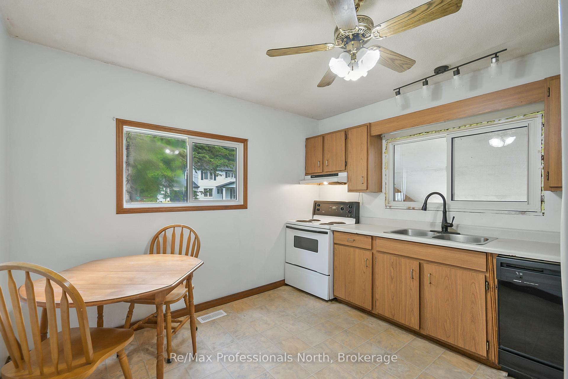 Photo 4 of 10 Wilshier Boulevard, Bracebridge, Macaulay — HOMEH