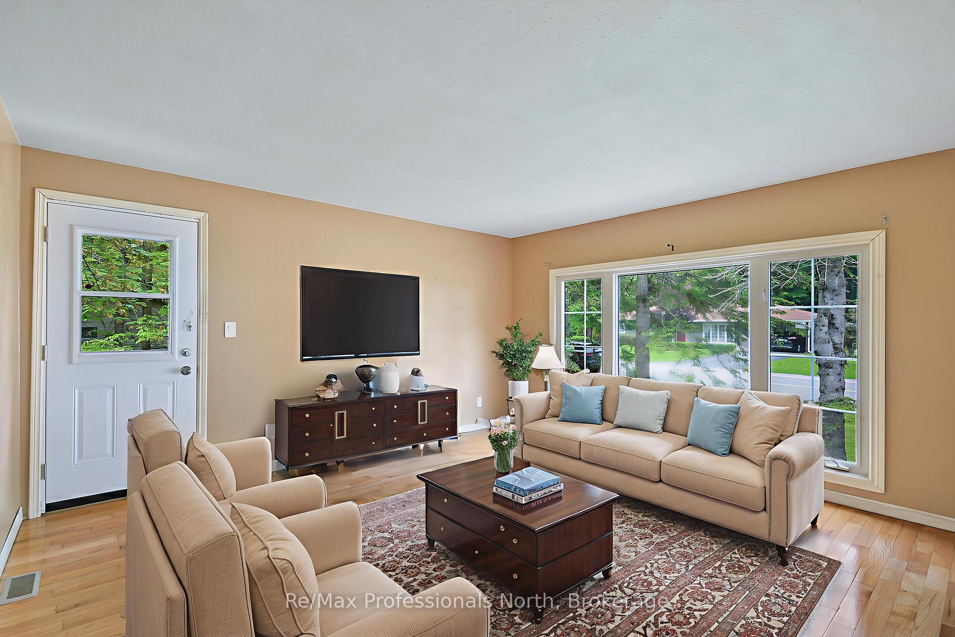 Photo 7 of 10 Wilshier Boulevard, Bracebridge, Macaulay — HOMEH