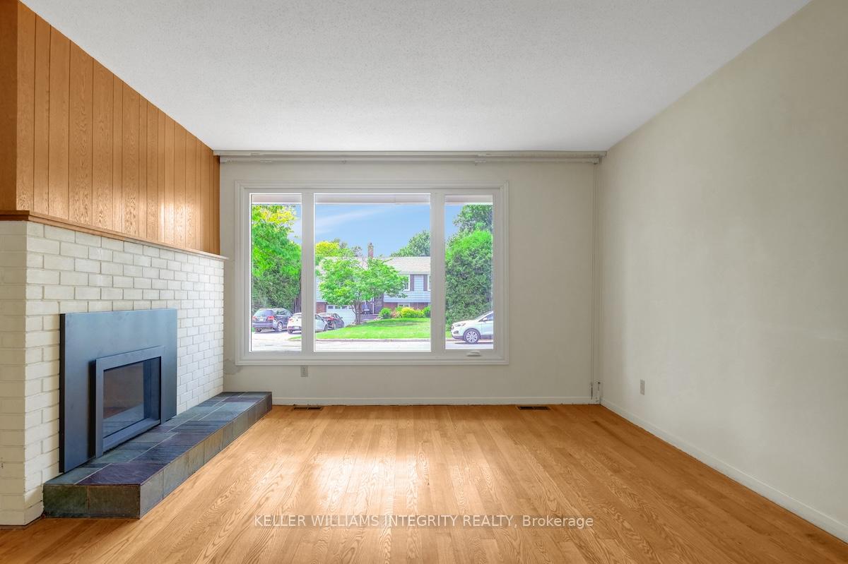 Photo 3 of 1895 Greenacre Crescent, Ottawa, Beacon Hill South — HOMEH