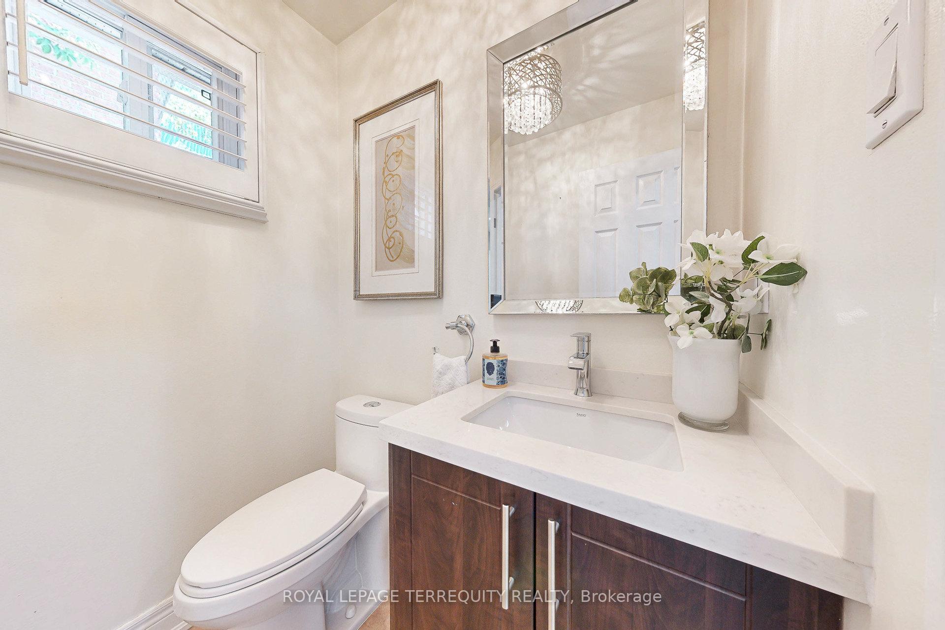 Photo 2 of 20 Woodcroft Lane, Vaughan, West Woodbridge — HOMEH