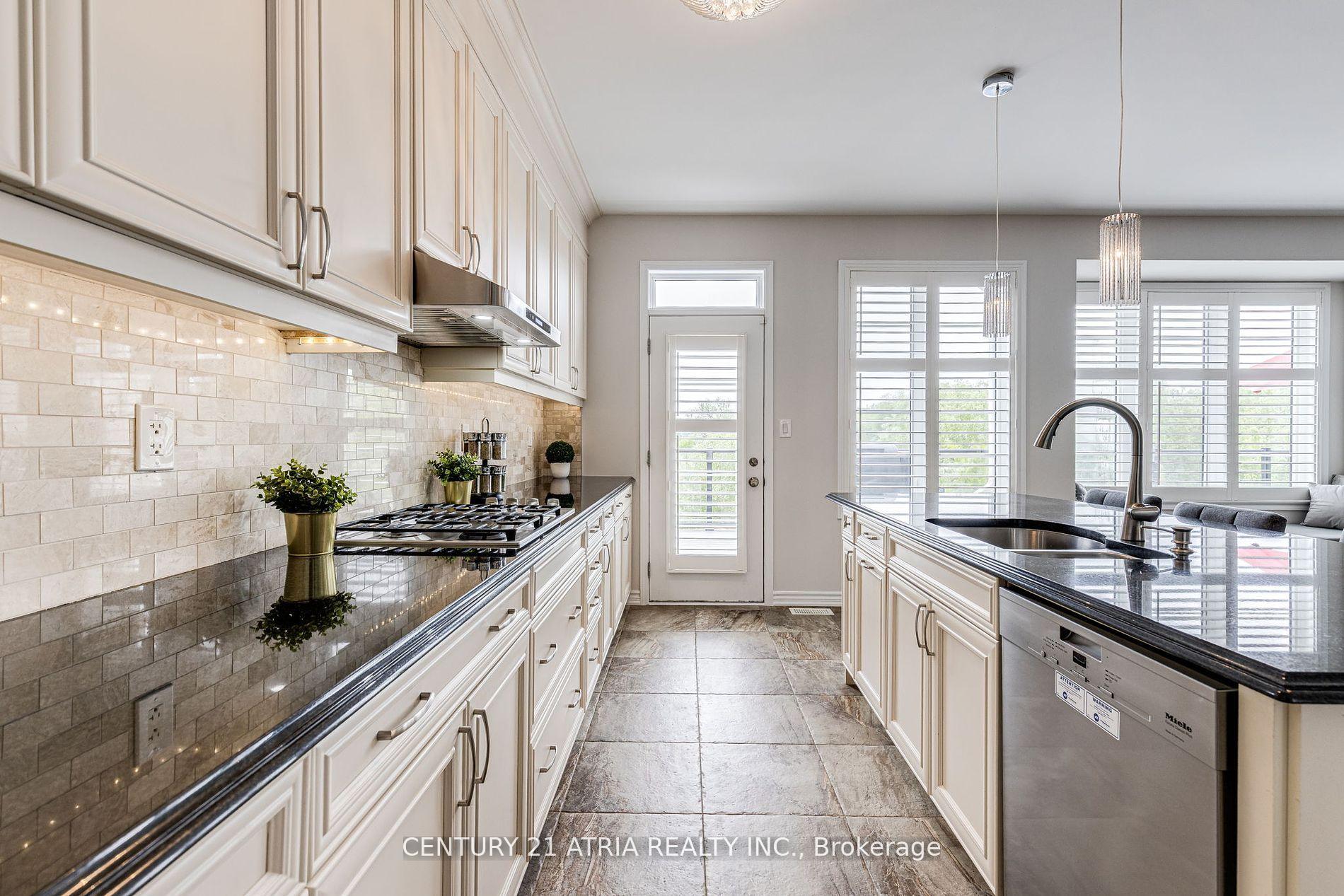 Photo 13 of 122 Degraaf Crescent, Aurora, Rural Aurora — HOMEH