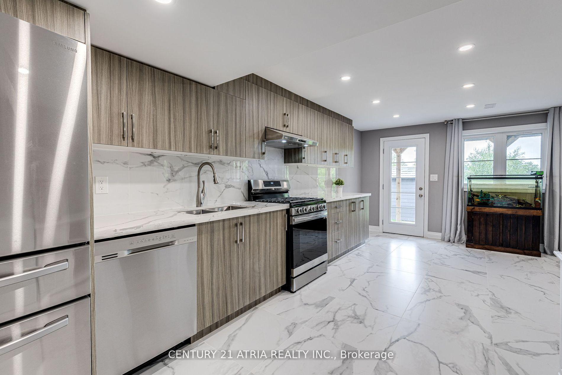 Photo 24 of 122 Degraaf Crescent, Aurora, Rural Aurora — HOMEH