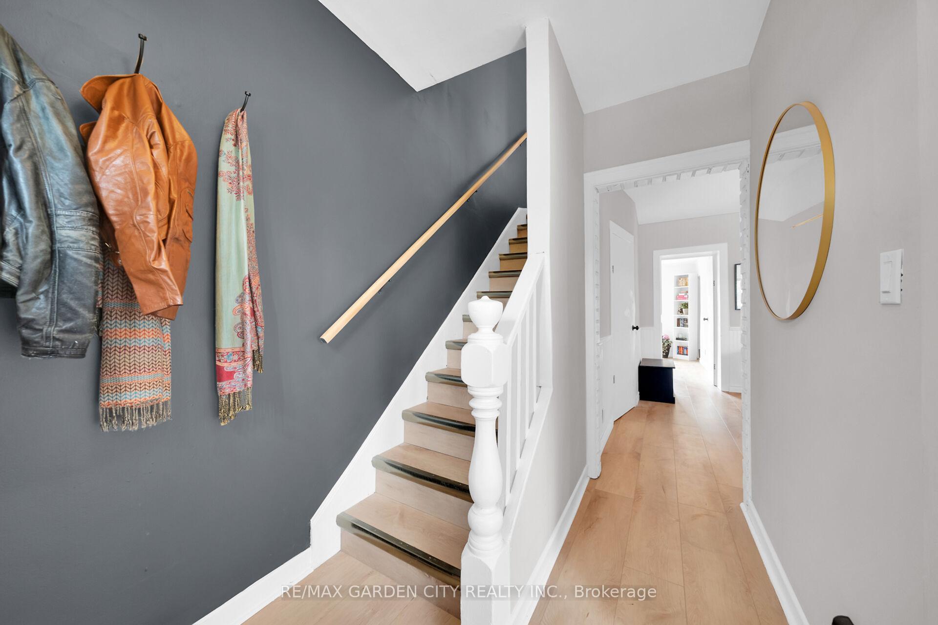 Photo 11 of 92 Glendale Avenue N, Hamilton, Crown Point — HOMEH