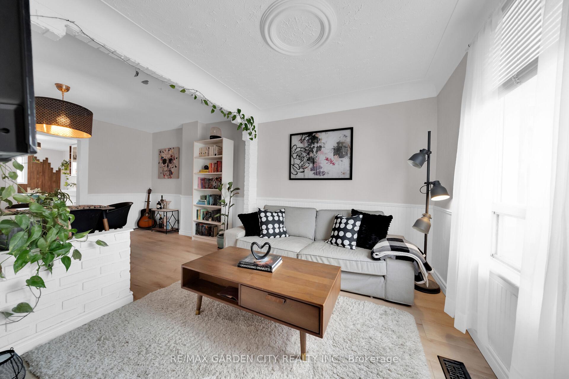 Photo 6 of 92 Glendale Avenue N, Hamilton, Crown Point — HOMEH